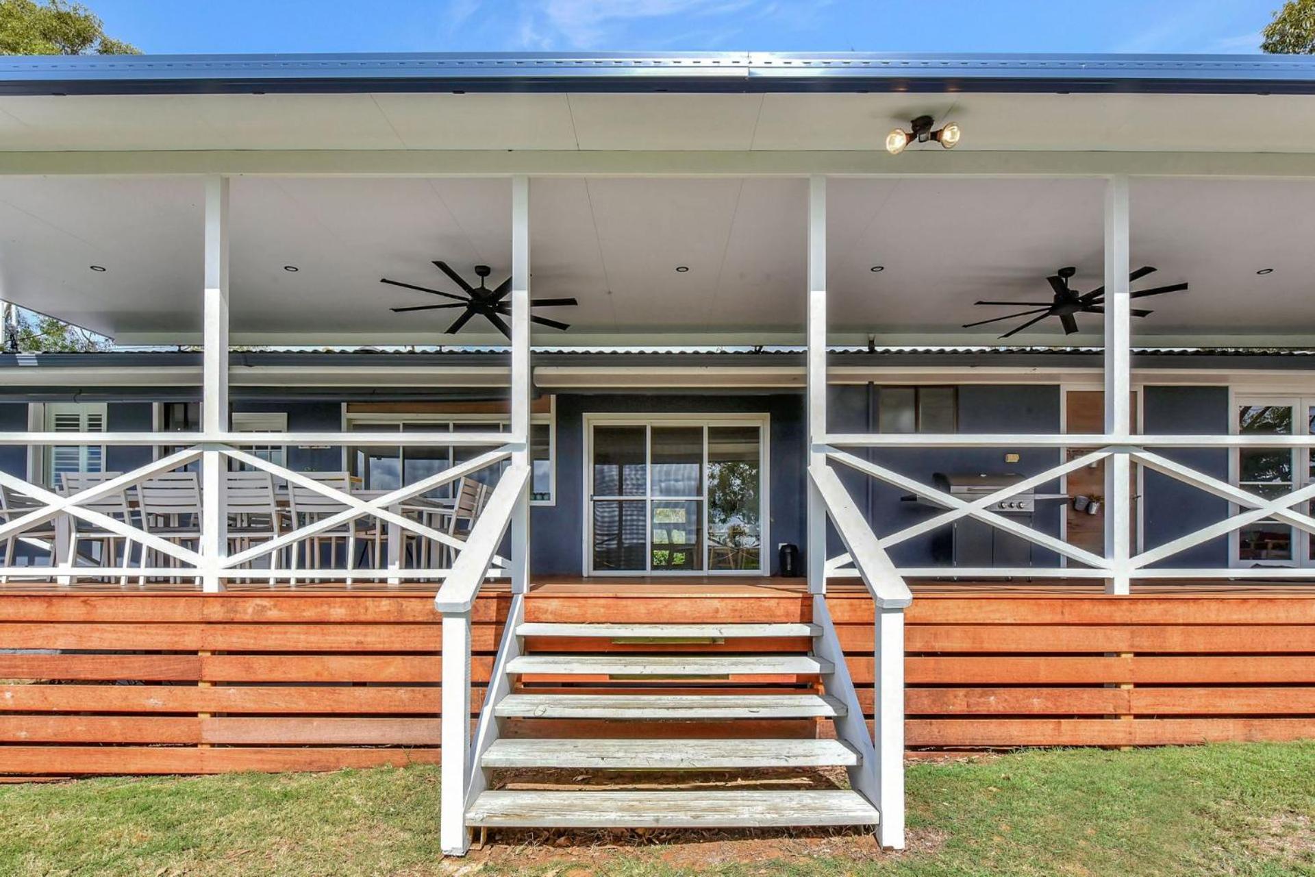 Palmers Lane On Vineyard 5br Homestead with Pool