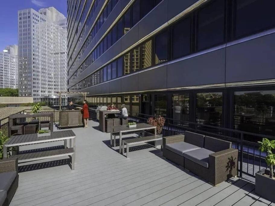 1B1B Modern Chic in DT Pittsburgh 24-7 Valet Gym Lounge Roku 4