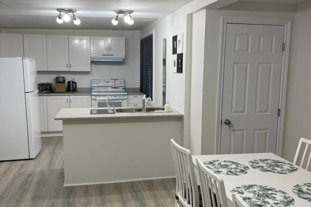 Central, convenient and comfortable 3 Bedrooms house near downtown Gatineau/Ottawa with free parking