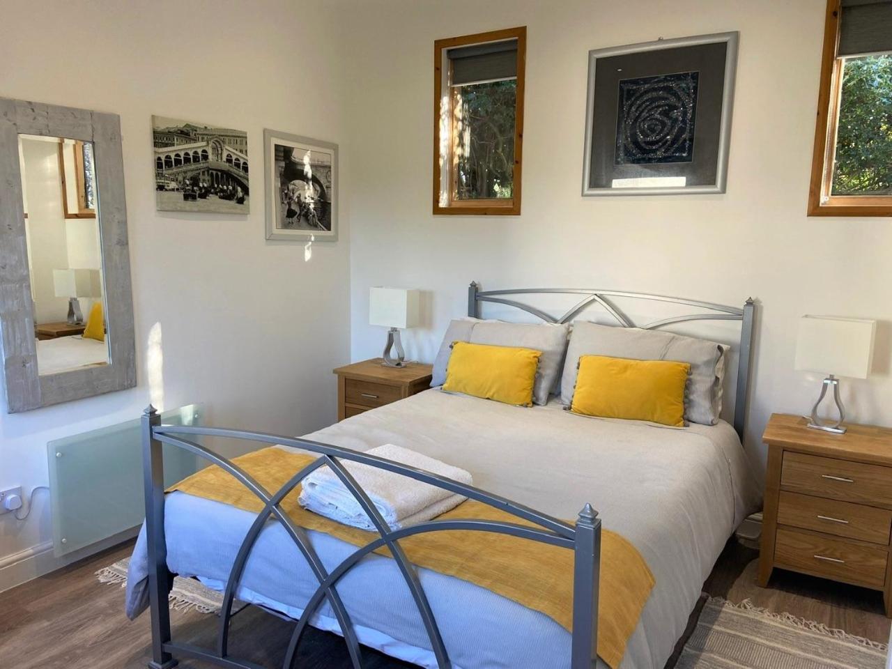 Chalet on the Green - Self Contained with parking. view 4