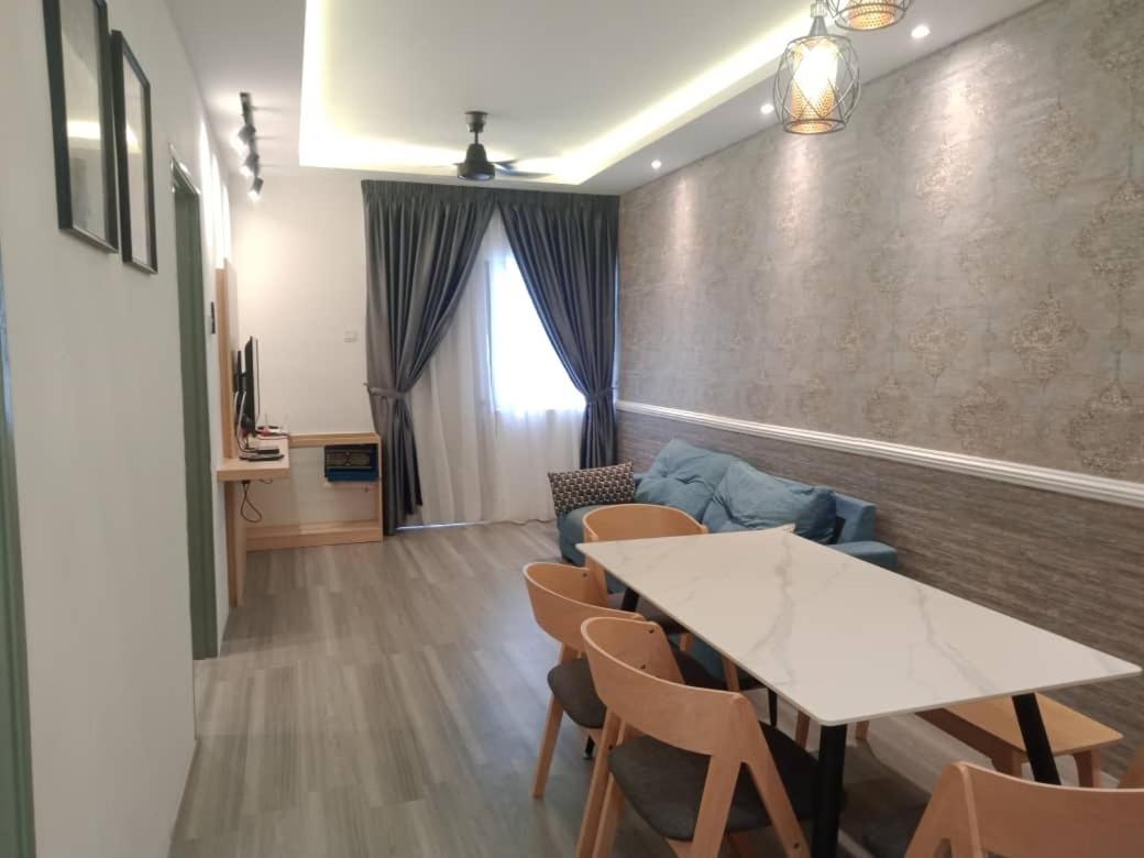 Muslim Homestay blue Adik Aisyah Apartment photo 1