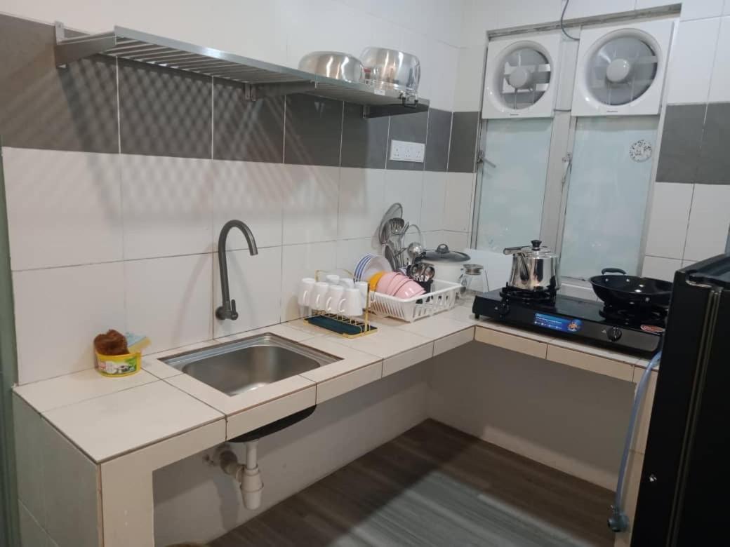 Muslim Homestay blue Adik Aisyah Apartment