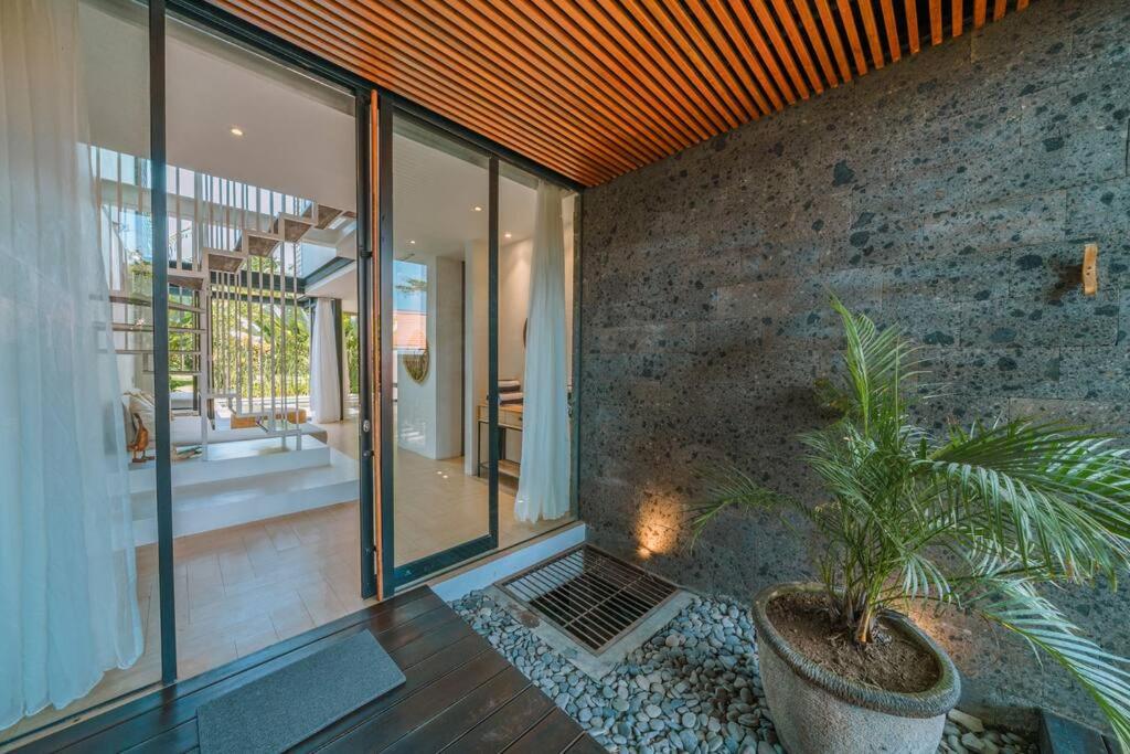 Villa RIZR: Industrial 3BR villa nearby Berawa Beach view 3