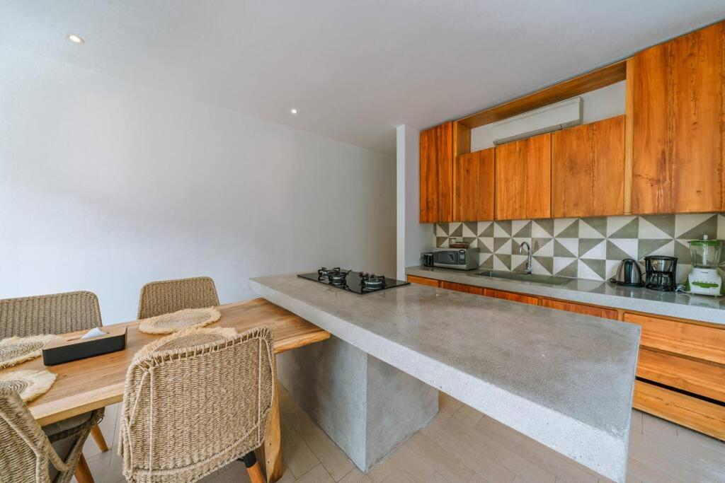 Villa RIZR: Industrial 3BR villa nearby Berawa Beach view 5