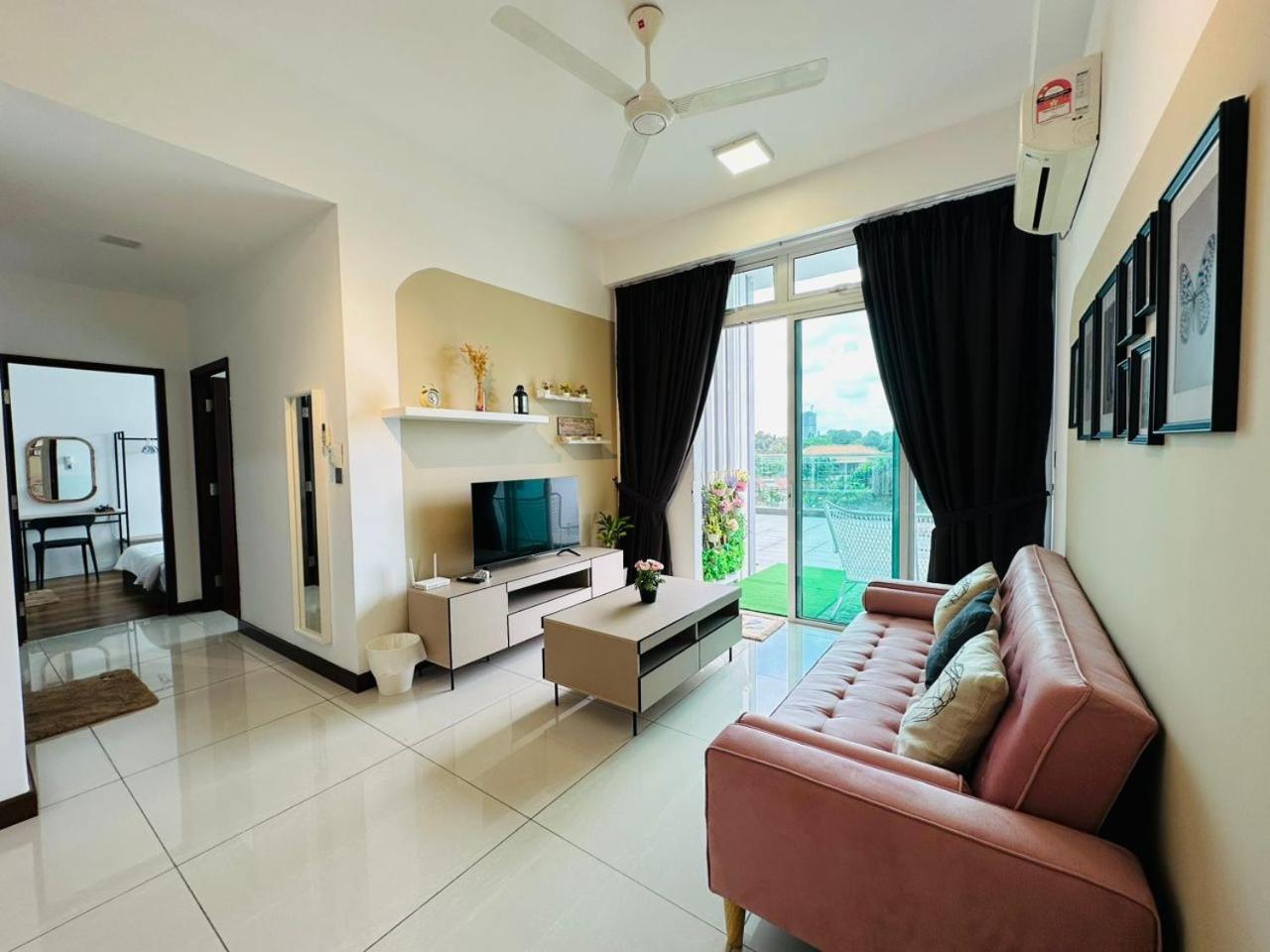 Paragon Residence 8-12pax-Big Balcony with BBQ