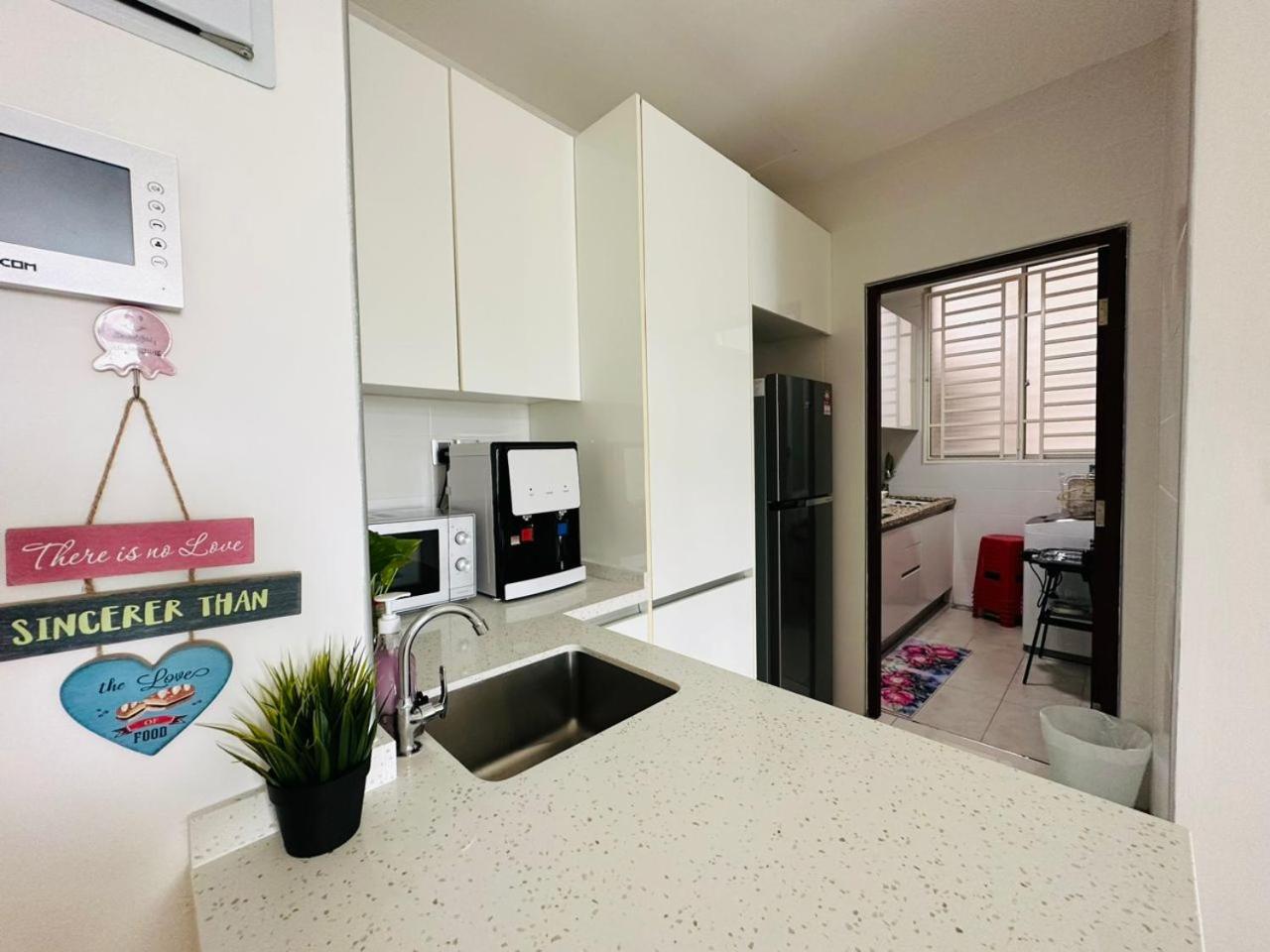 Paragon Residence 8-12pax-Big Balcony with BBQ