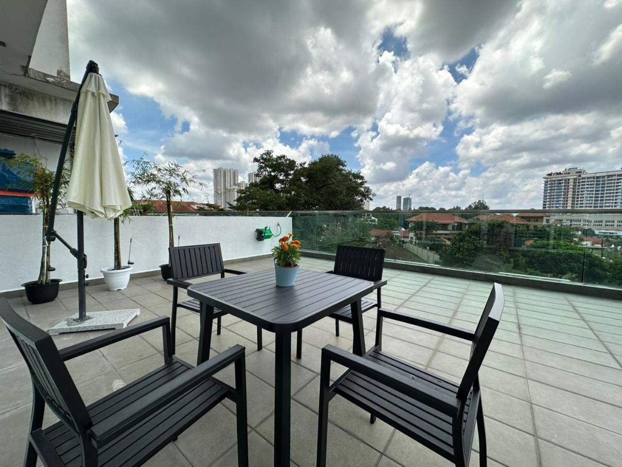 Paragon Residence 8-12pax-Big Balcony with BBQ