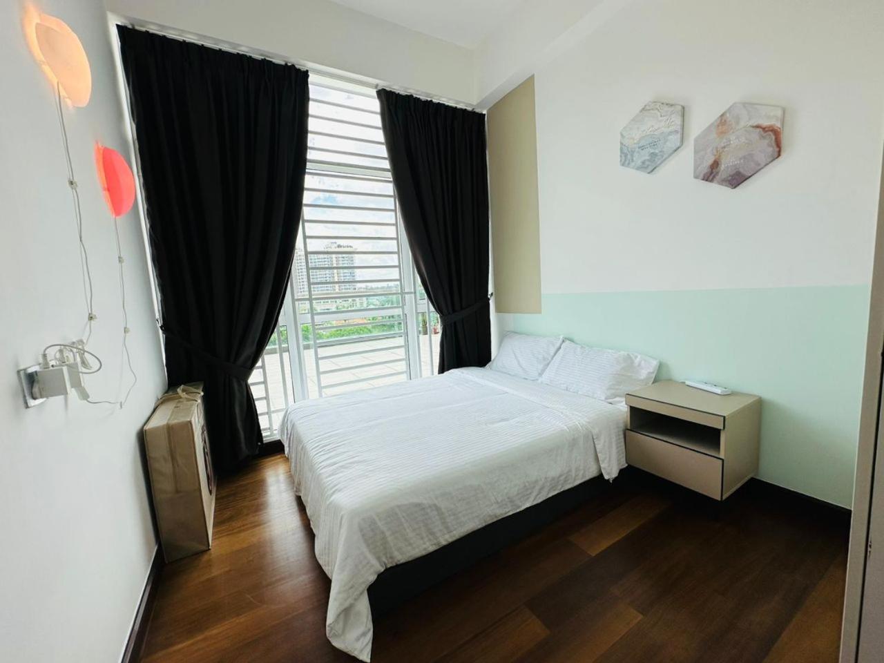 Paragon Residence 8-12pax-Big Balcony with BBQ