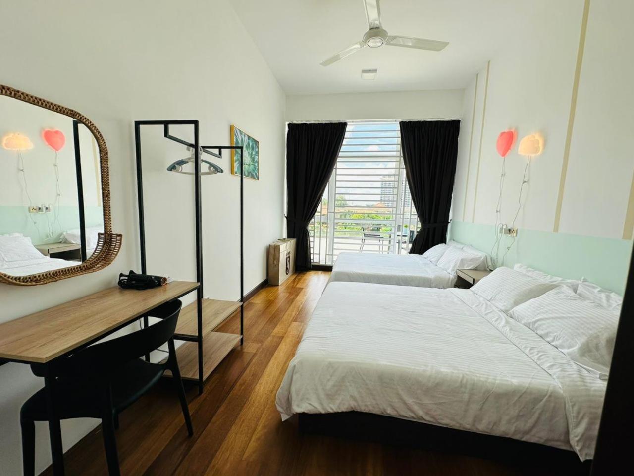 Paragon Residence 8-12pax-Big Balcony with BBQ