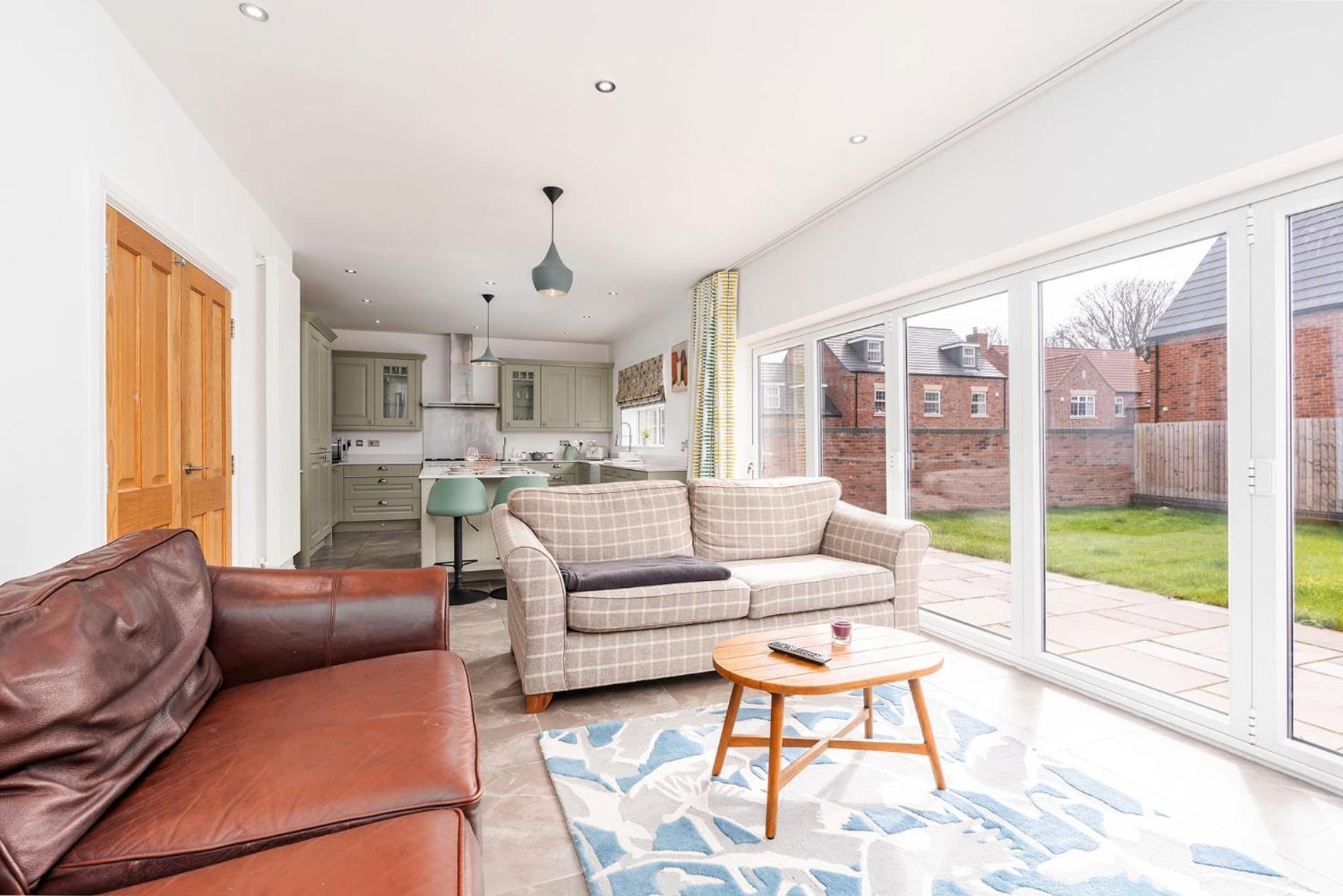 Beautiful Big Family Home - Sleeps 10, Park 3 Cars view 3