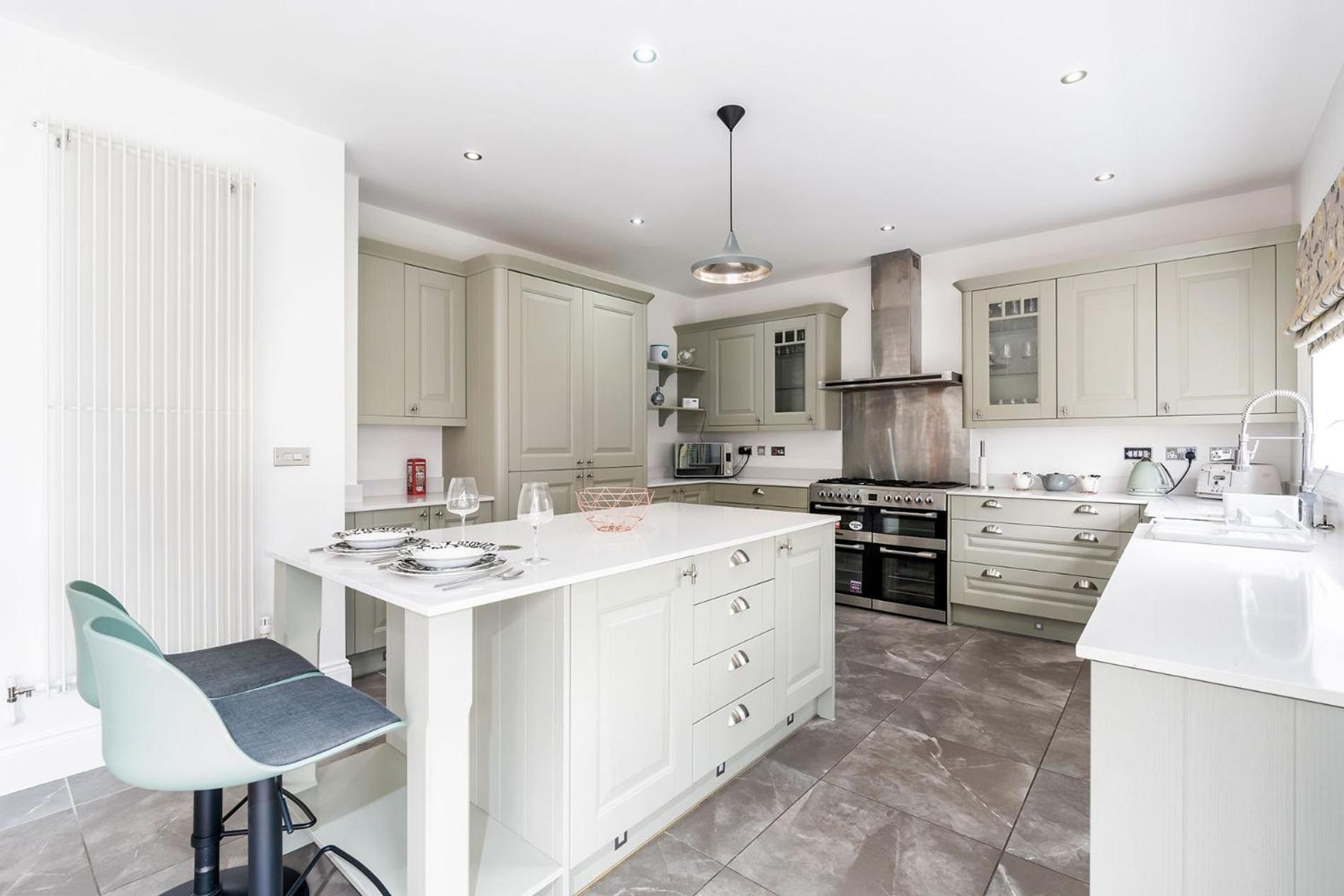 Beautiful Big Family Home - Sleeps 10, Park 3 Cars view 4
