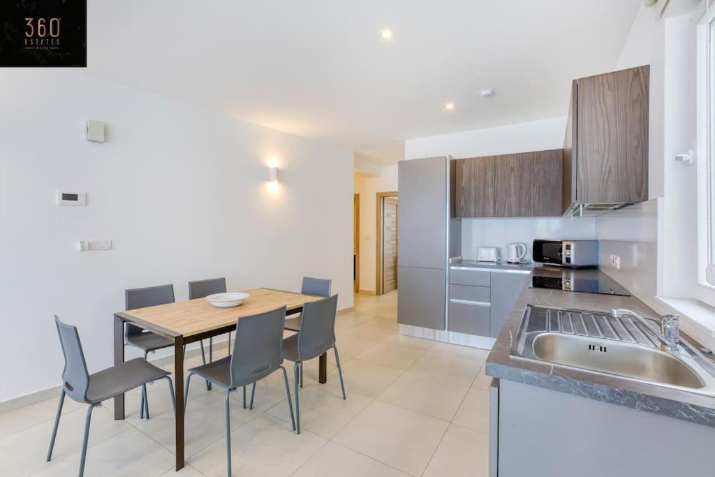 Stunning 3BR penthouse, opposite the harbour by 360 Estates view 5