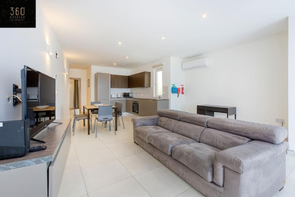Stunning 3BR penthouse, opposite the harbour by 360 Estates view 4