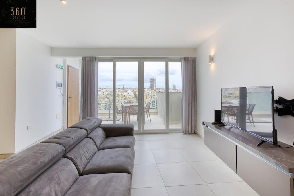 Stunning 3BR penthouse, opposite the harbour by 360 Estates view 3