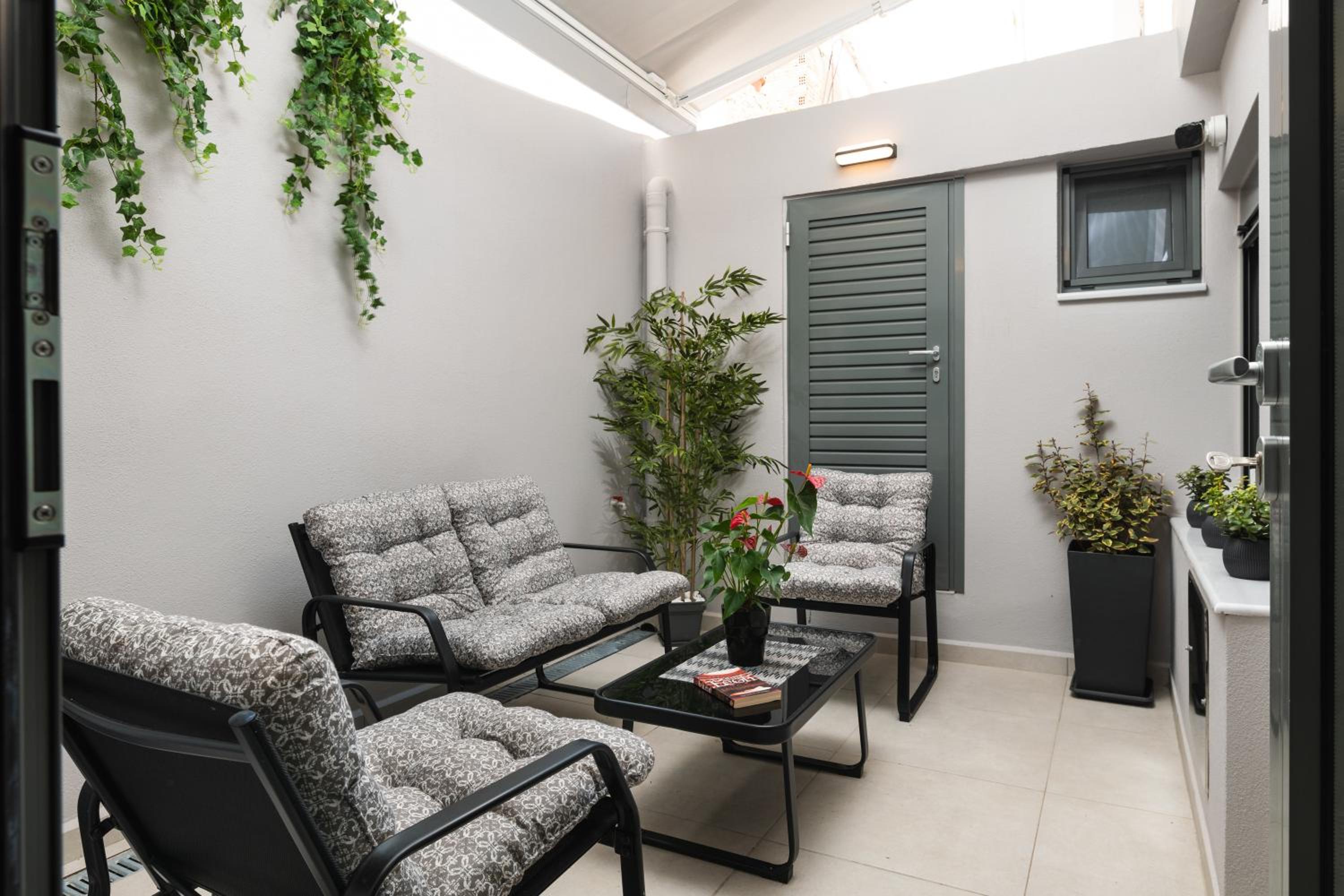 2 bd downtown home with private parking 400 meters walk to the beach view 5