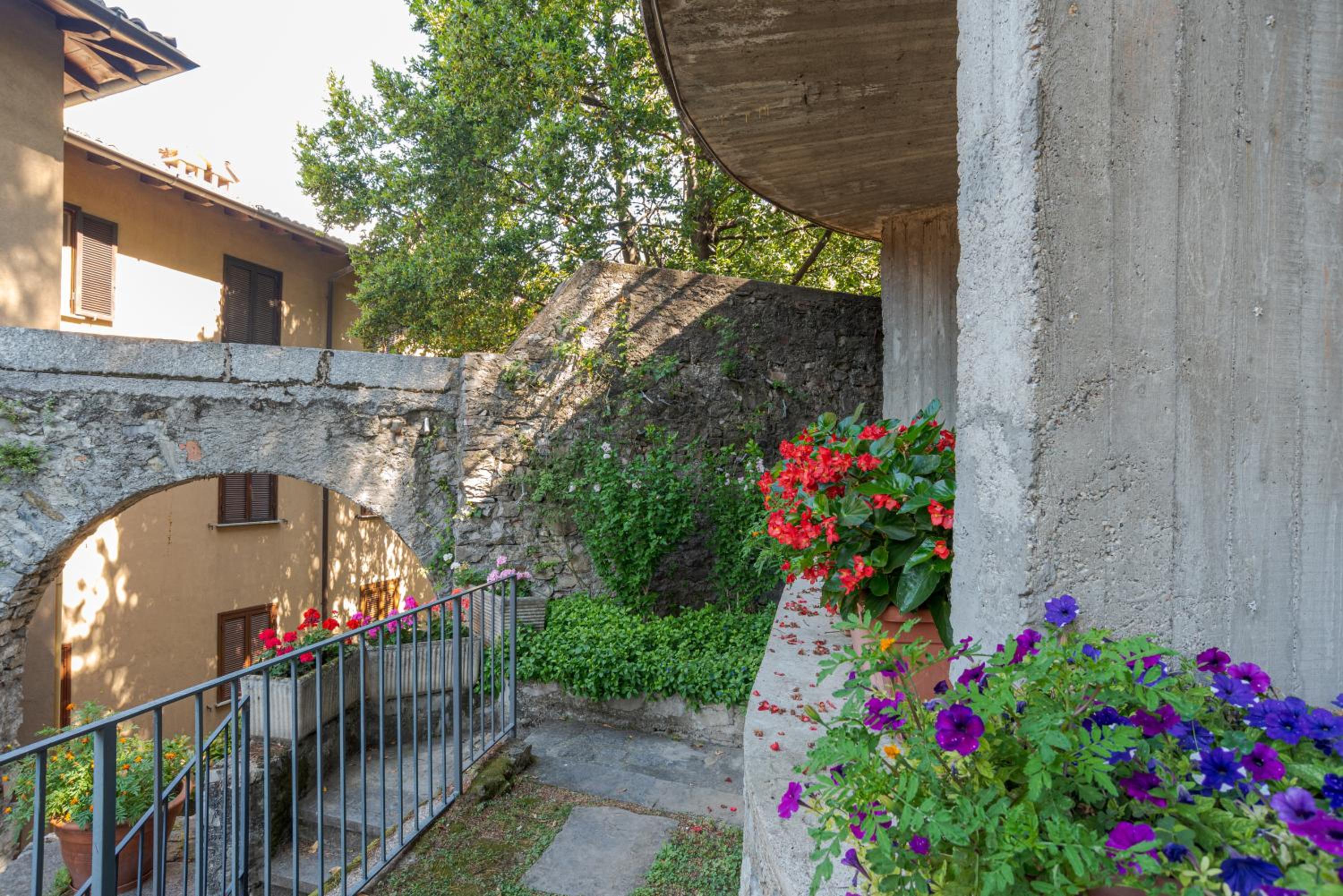 Cozy lake view apartment with pool and park! view 4