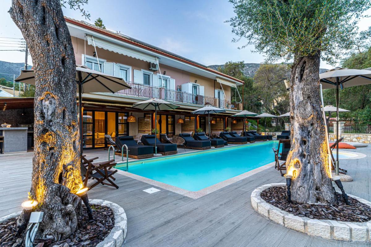 Hotel F & S LOUNGE SUITES - Image 1