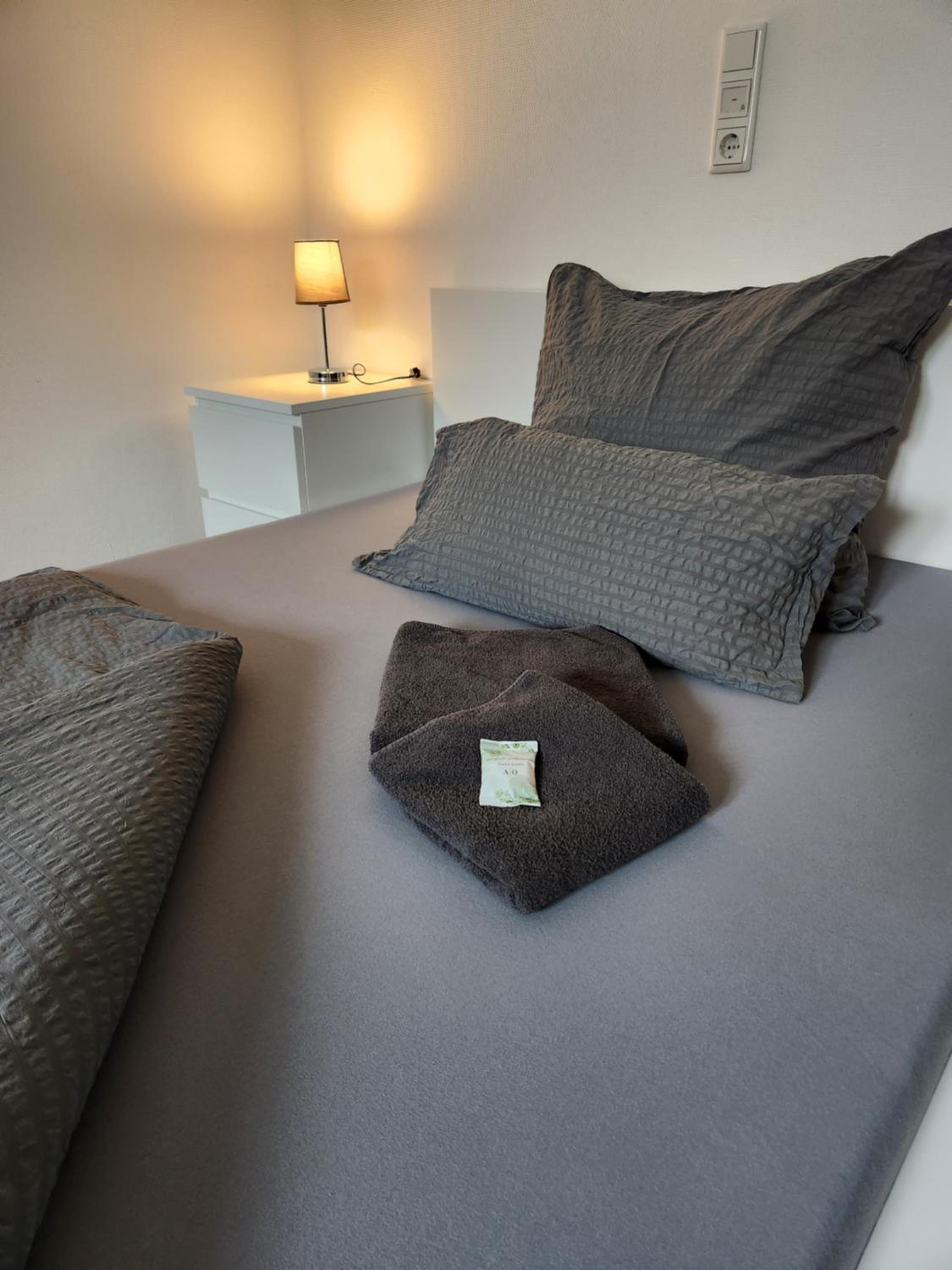BIELEFELD CITY APARTMENTS - komfortable Einzelzimmer und Doppelzimmer - moderne Badezimmer, schnelles WLAN, Self-Check-In