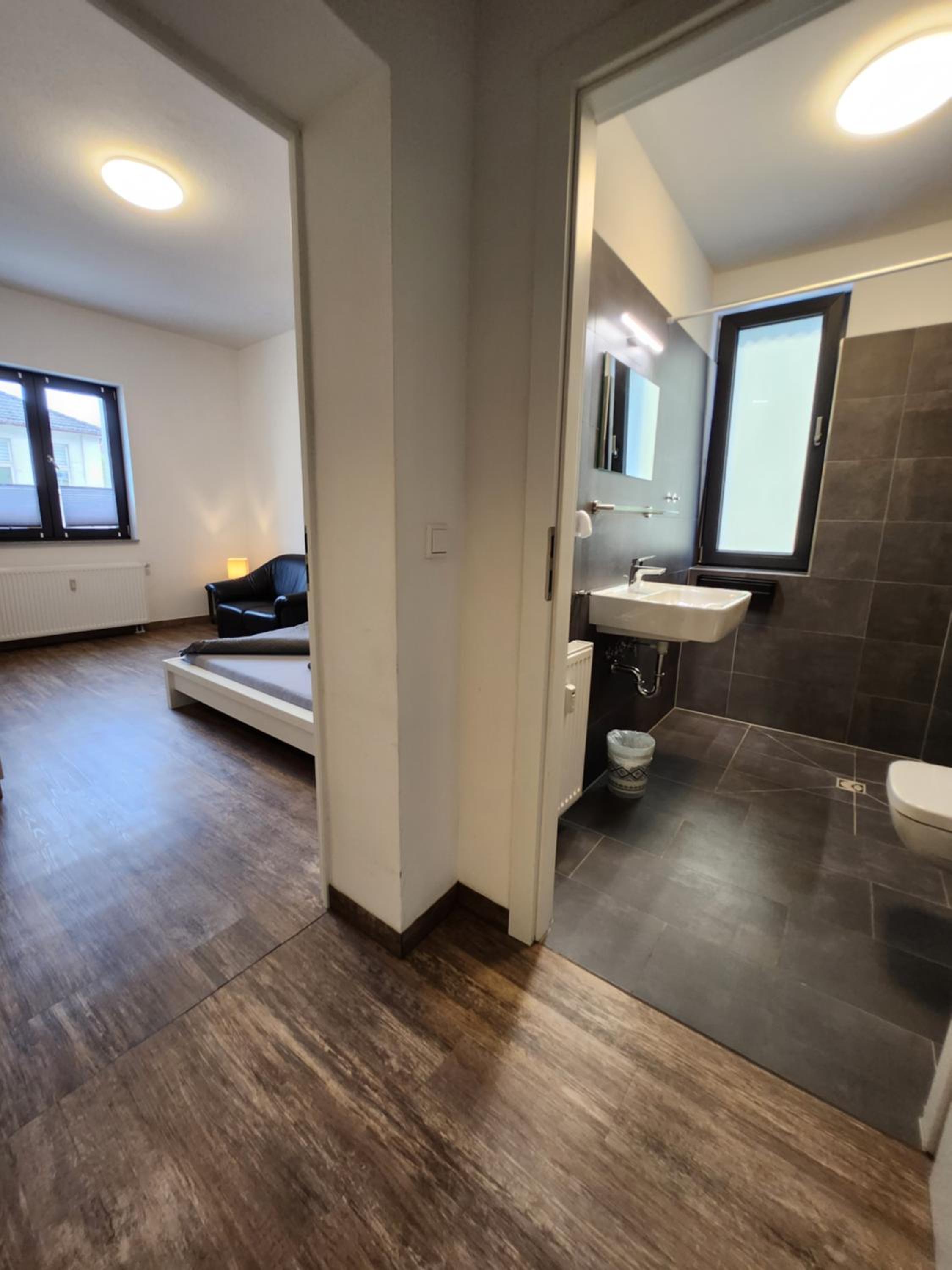 BIELEFELD CITY APARTMENTS - komfortable Einzelzimmer und Doppelzimmer - moderne Badezimmer, schnelles WLAN, Self-Check-In
