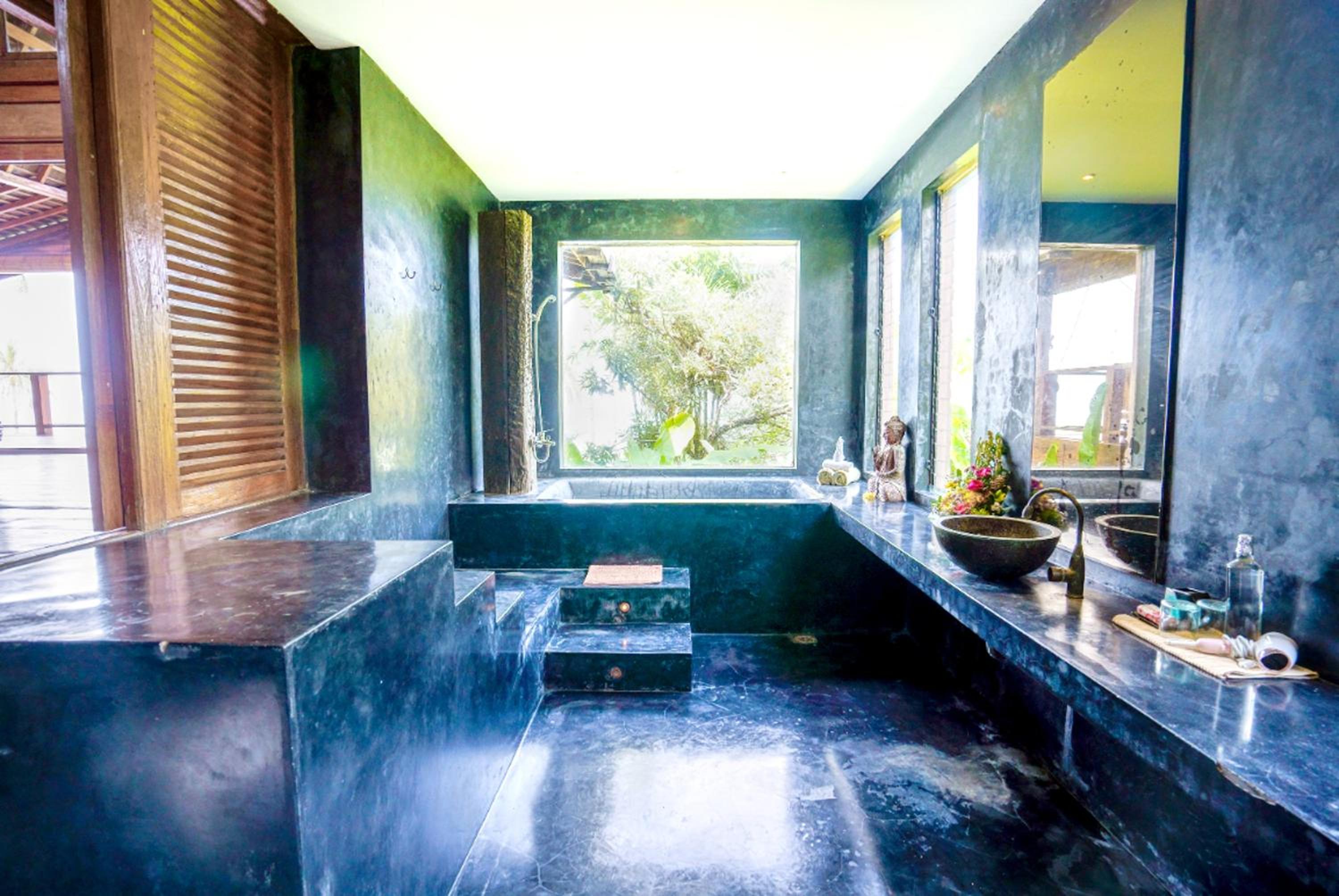 Spacious villa in Kabupaten Tabanan with sea view