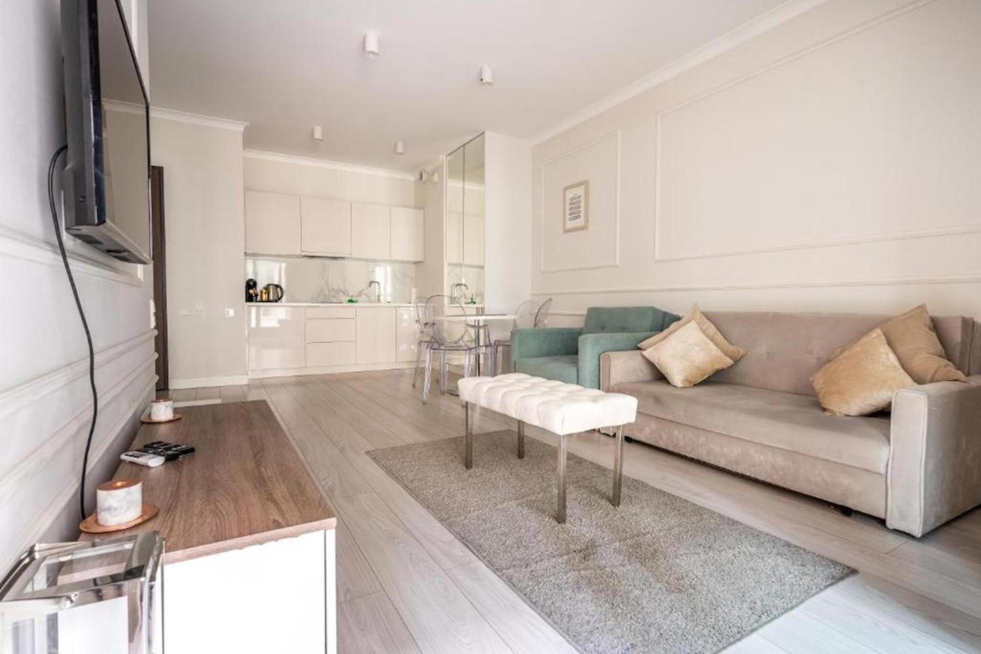 Urban Chic - Luxury Stay at Mennica Residence Warsaw