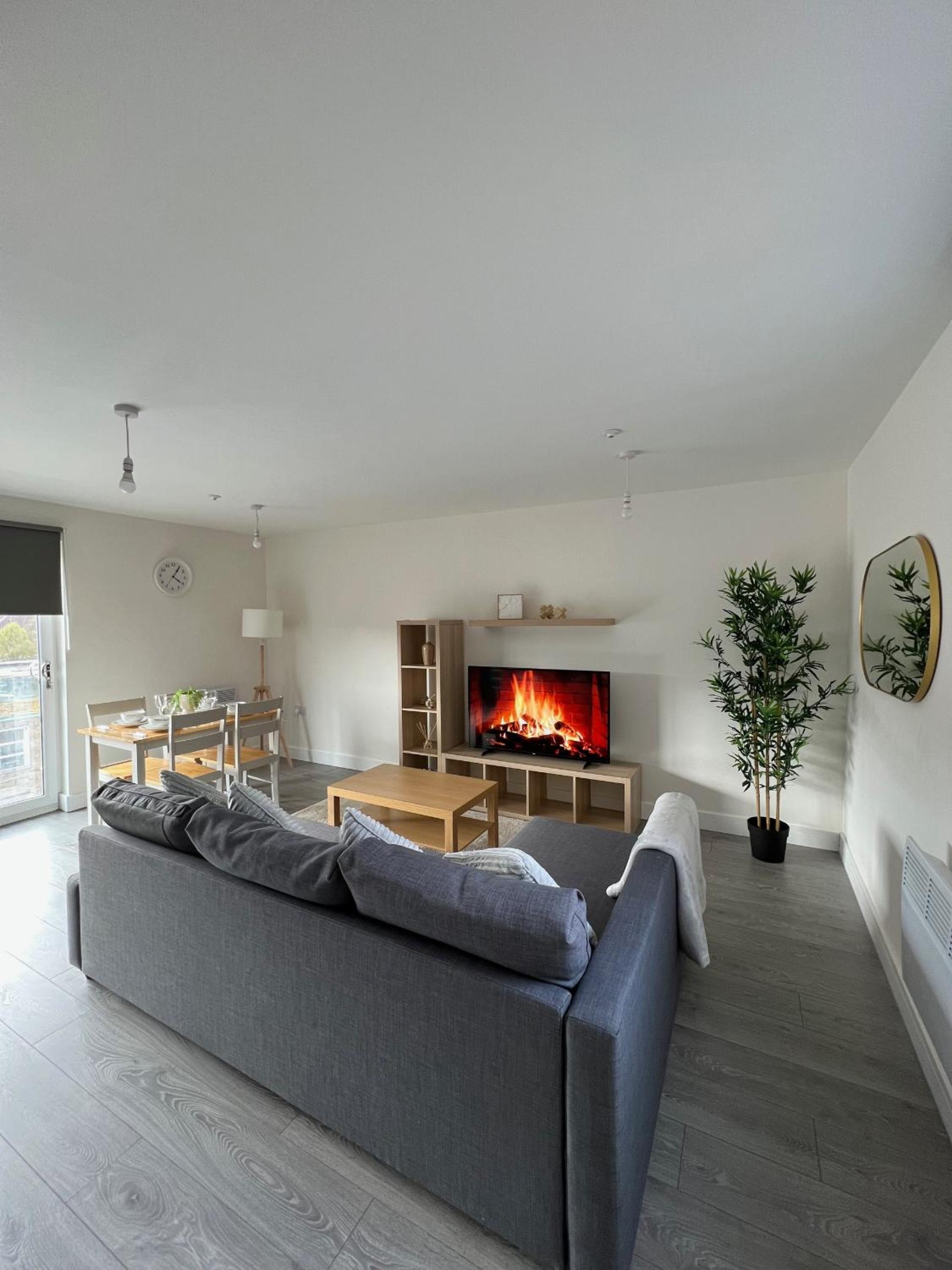 2 Bedroom City Centre Apartment in Hemel Hempstead view 4