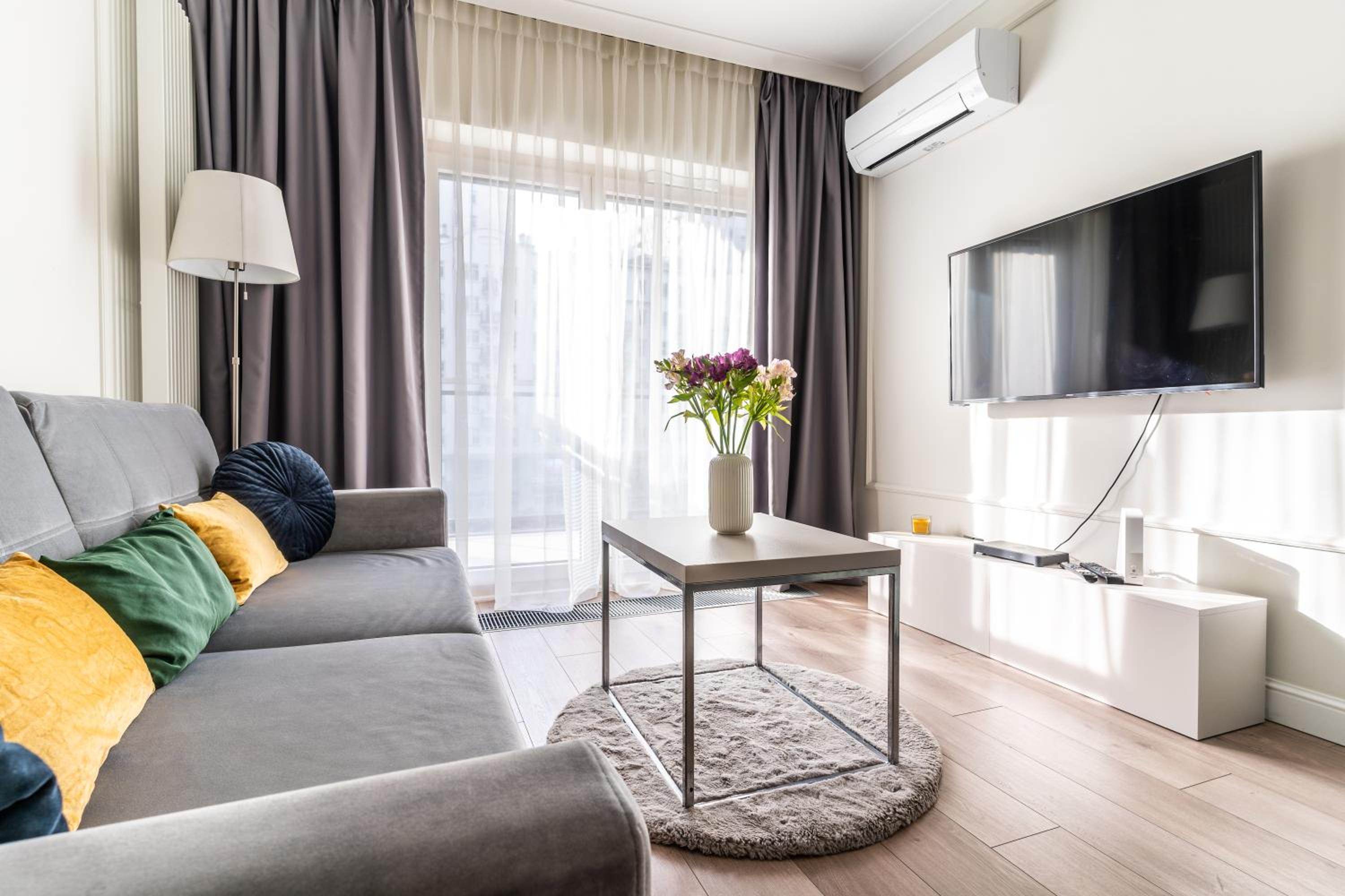 Urban Chic - Luxury Stay at Mennica Residence Warsaw