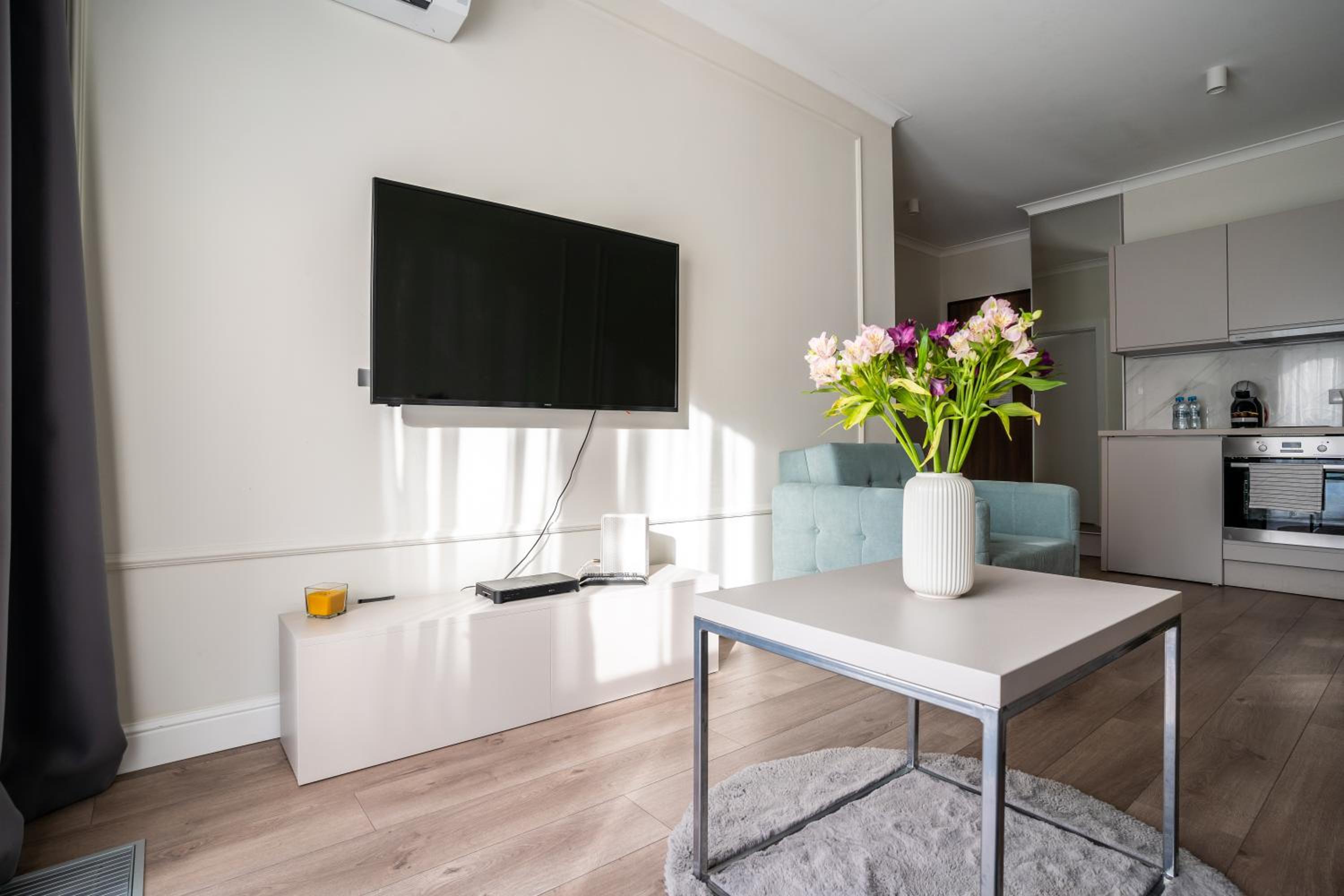 Urban Chic - Luxury Stay at Mennica Residence Warsaw