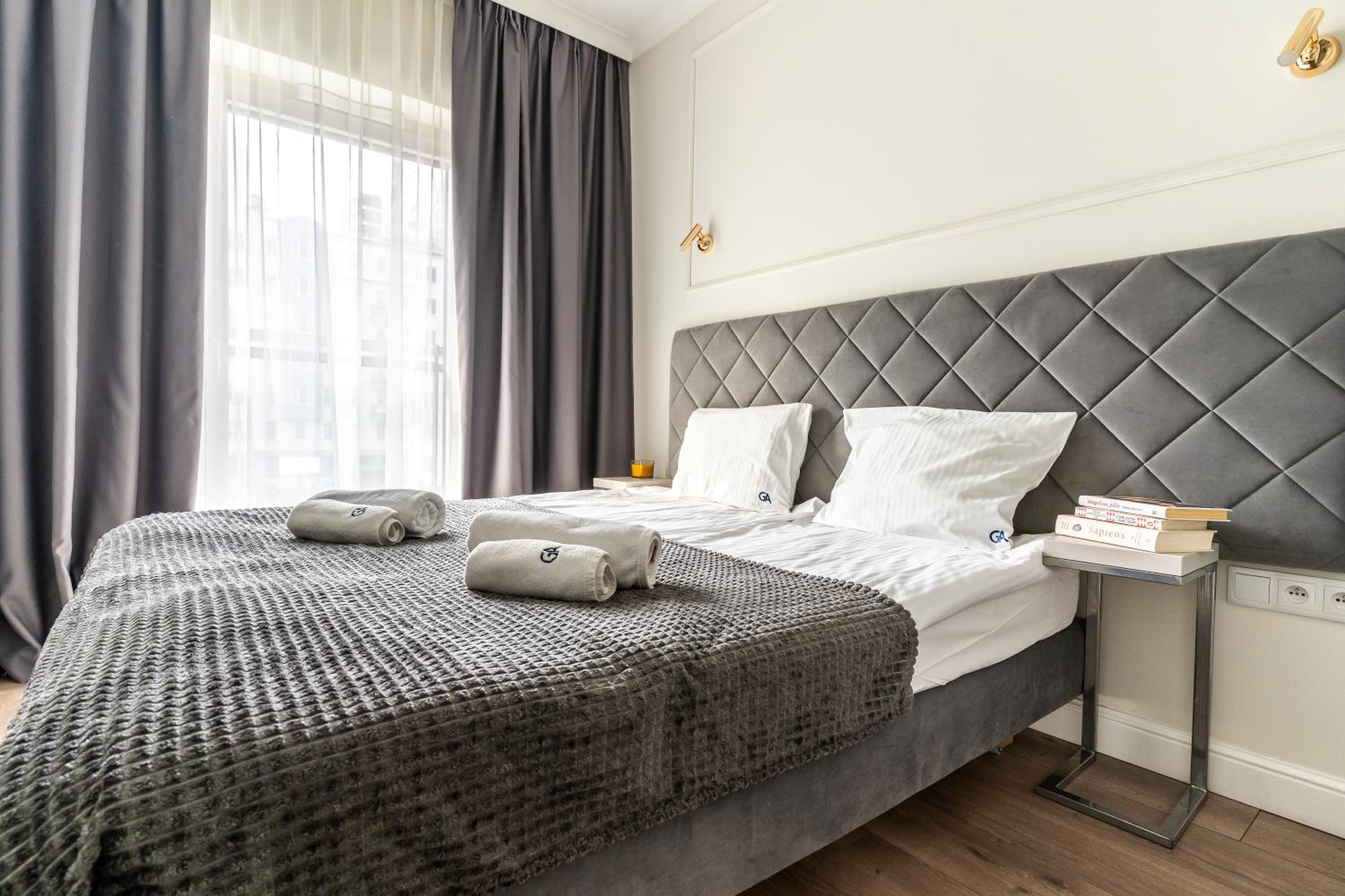 Urban Chic - Luxury Stay at Mennica Residence Warsaw