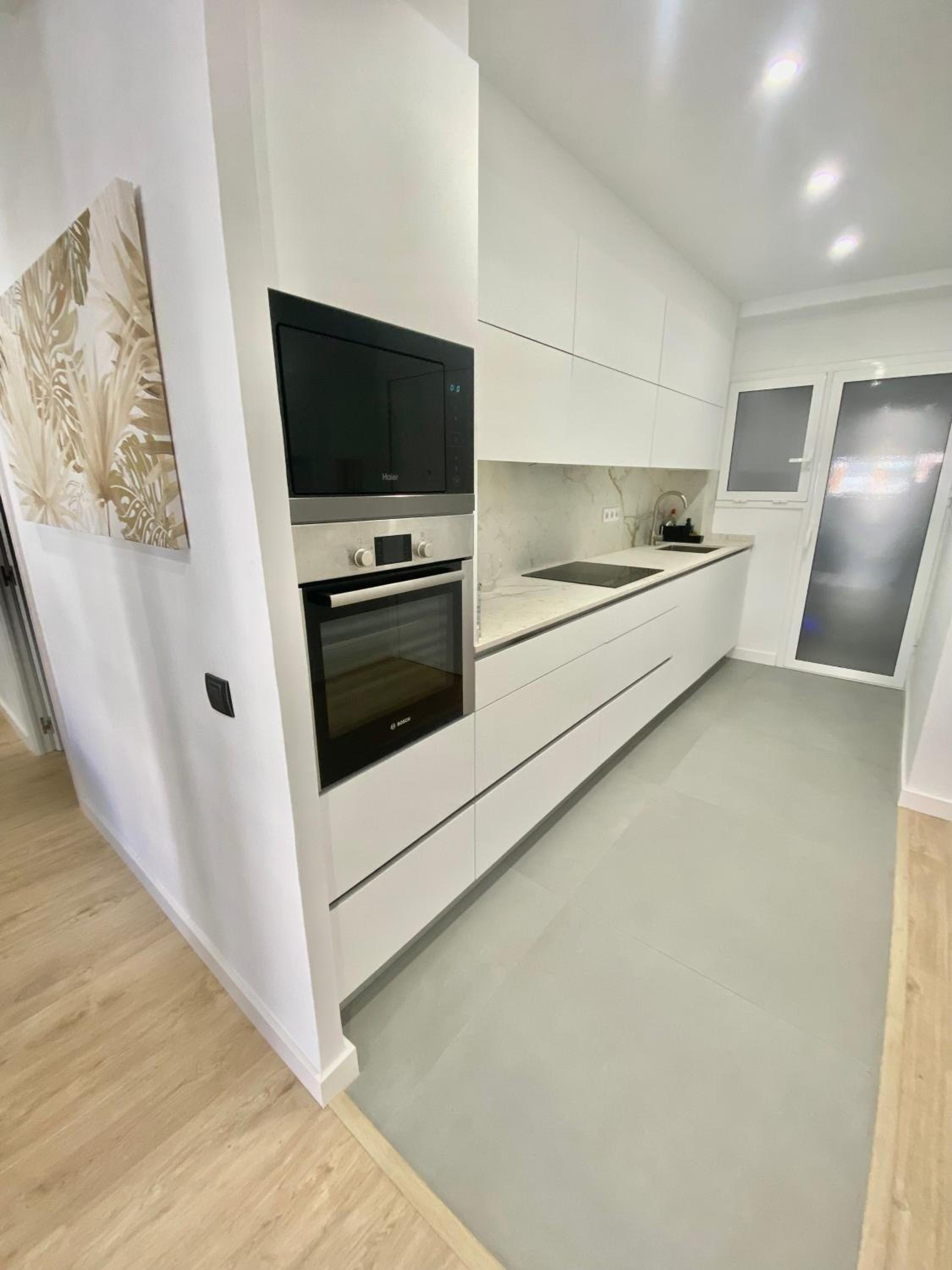 Barcelona Chic Apartments- Free Parking - 10 min BCN center by metro