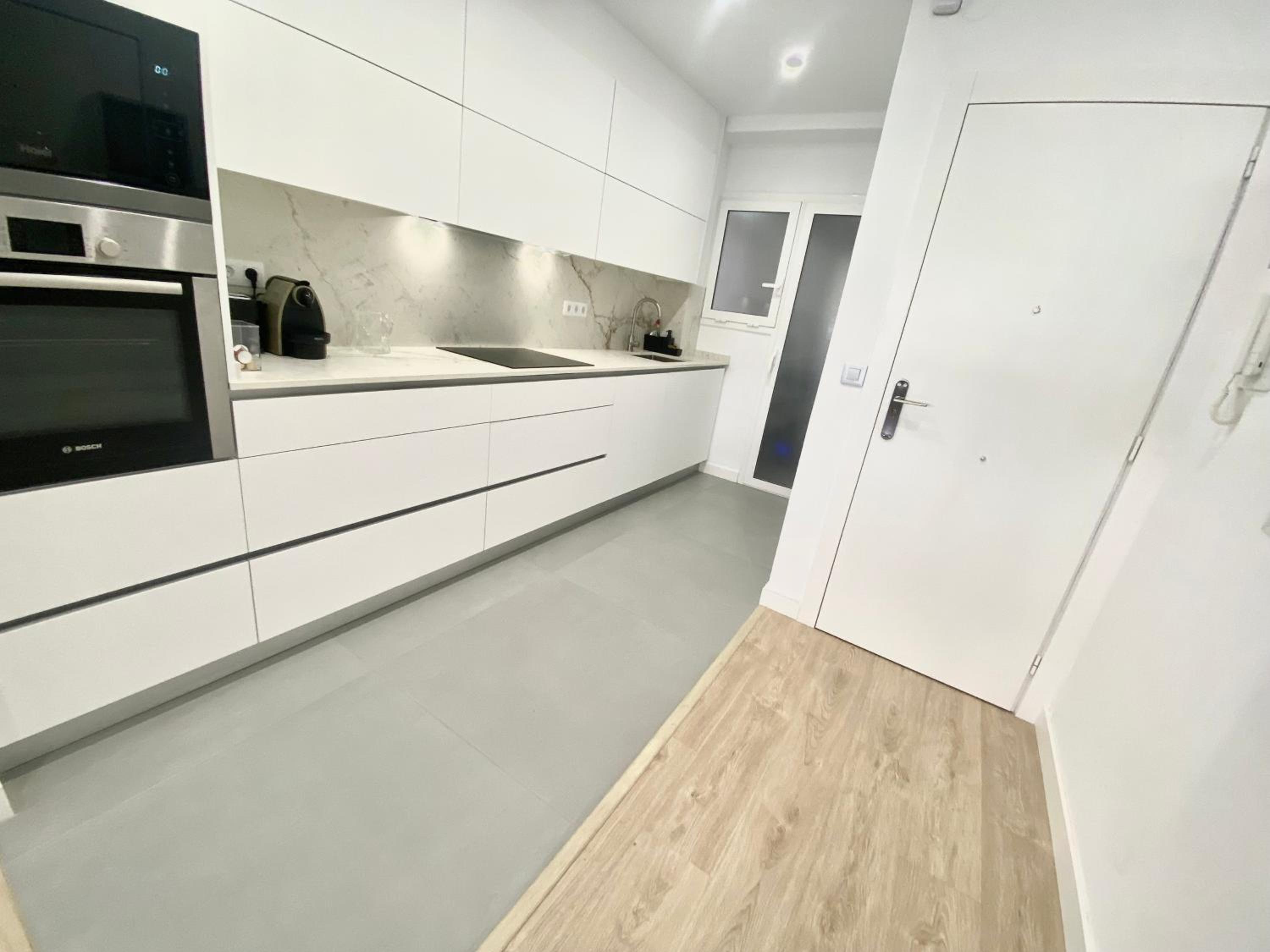 Barcelona Chic Apartments- Free Parking - 10 min BCN center by metro