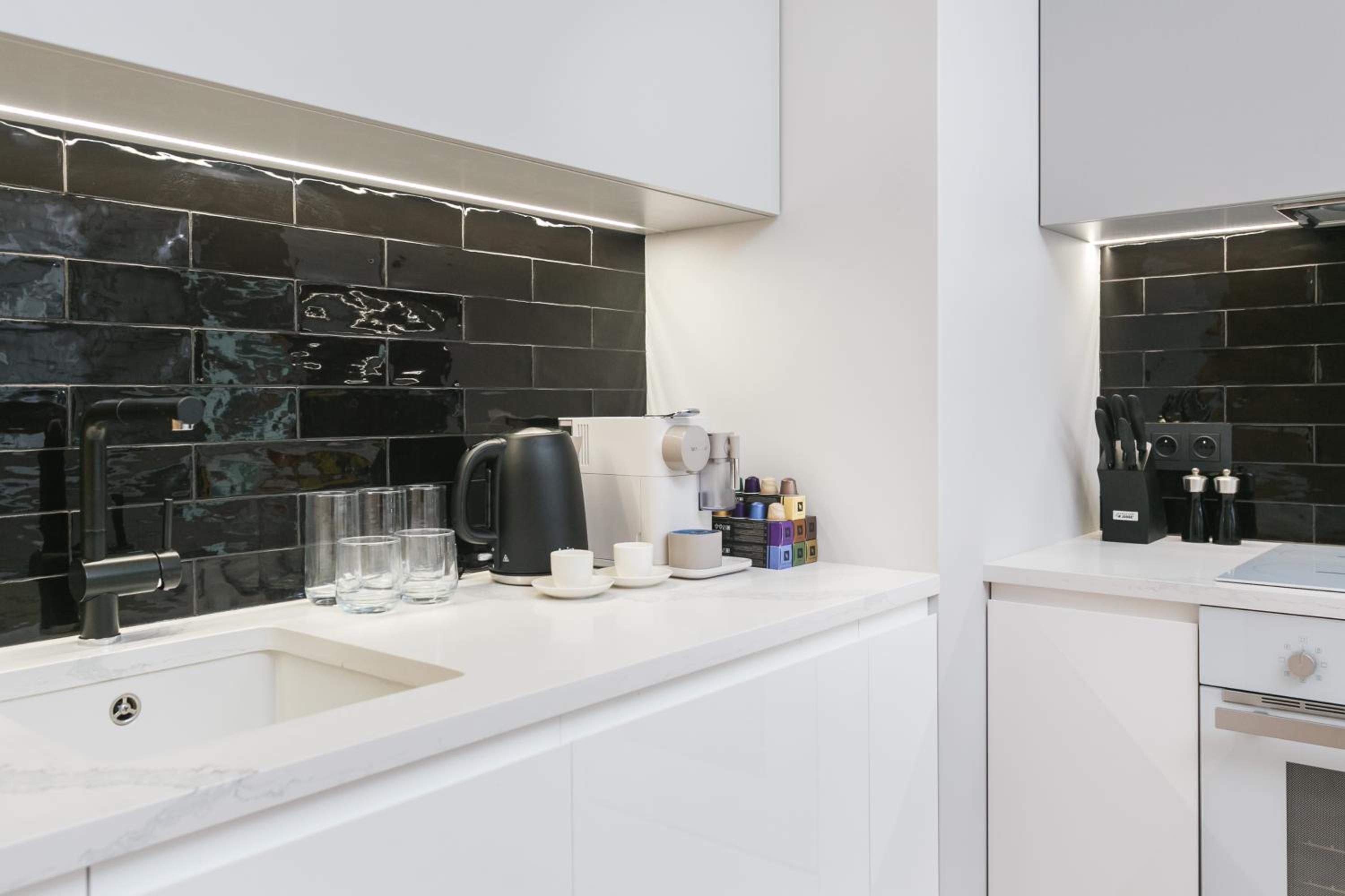 Urban Chic - Luxury Stay at Mennica Residence Warsaw
