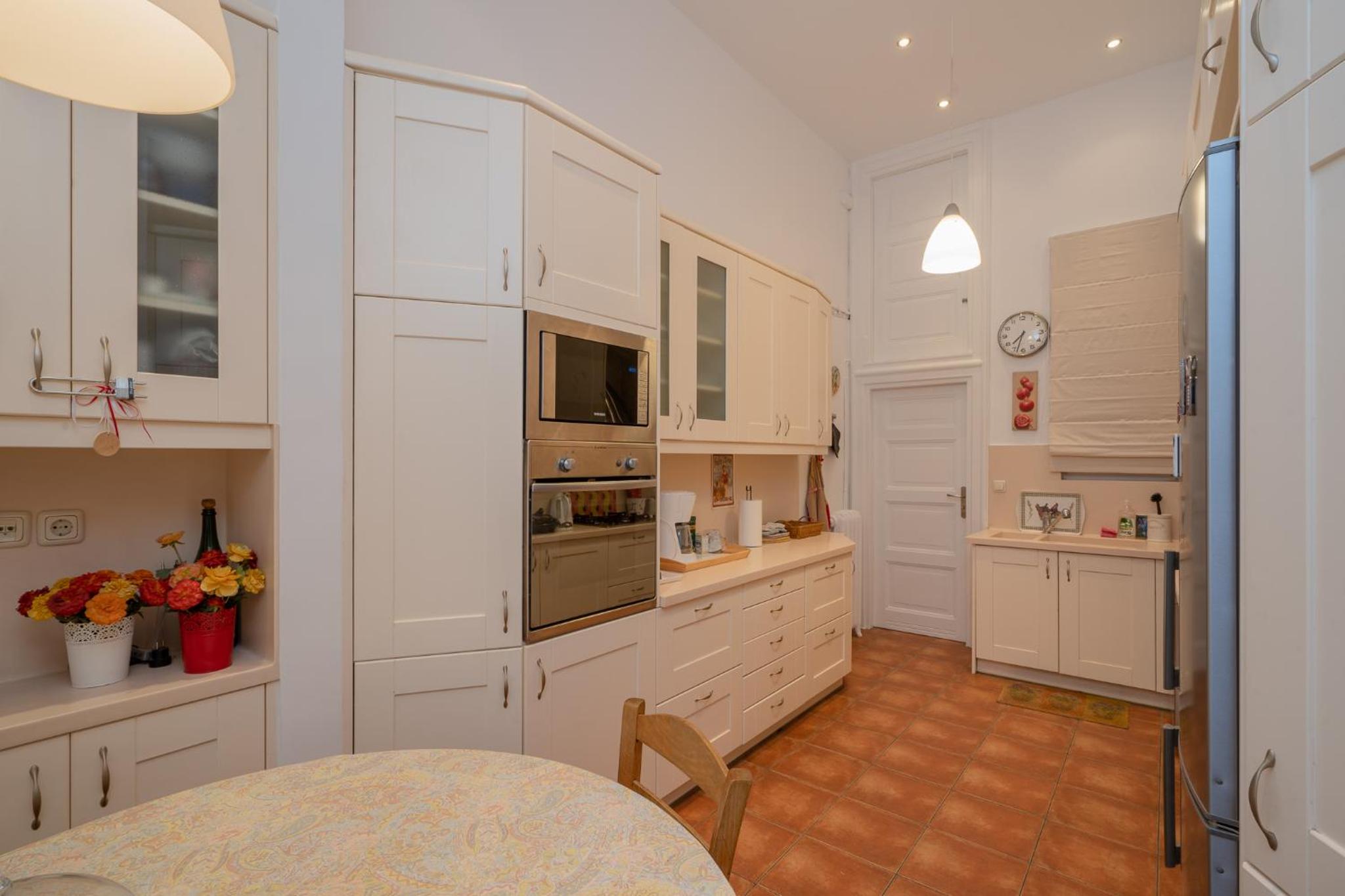 1930's neoclassical apt in the heart of Athens
