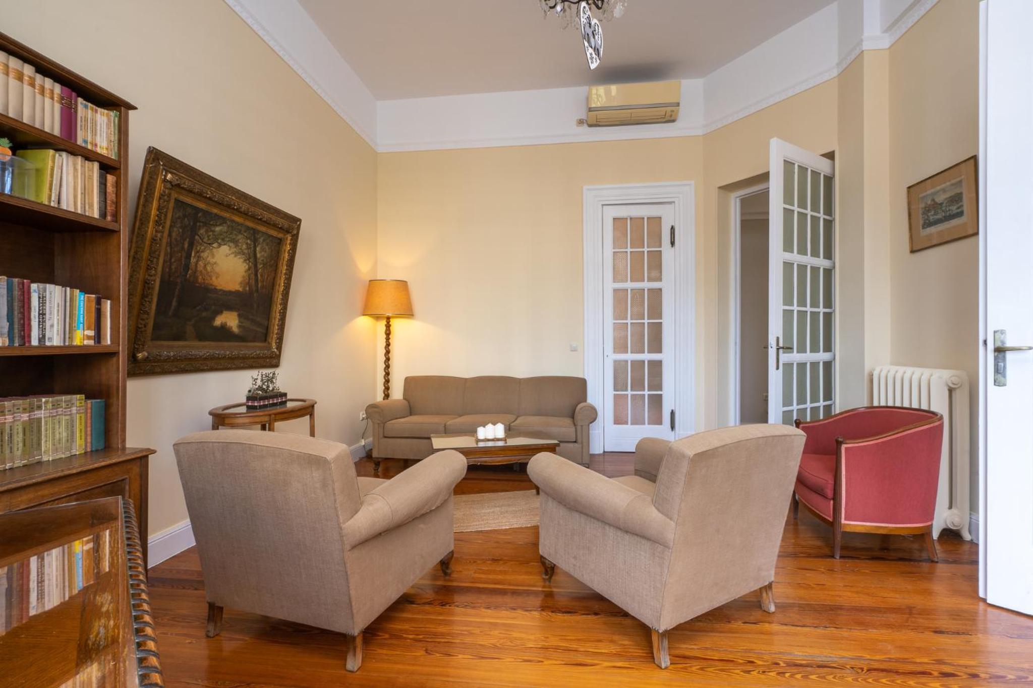 1930's neoclassical apt in the heart of Athens