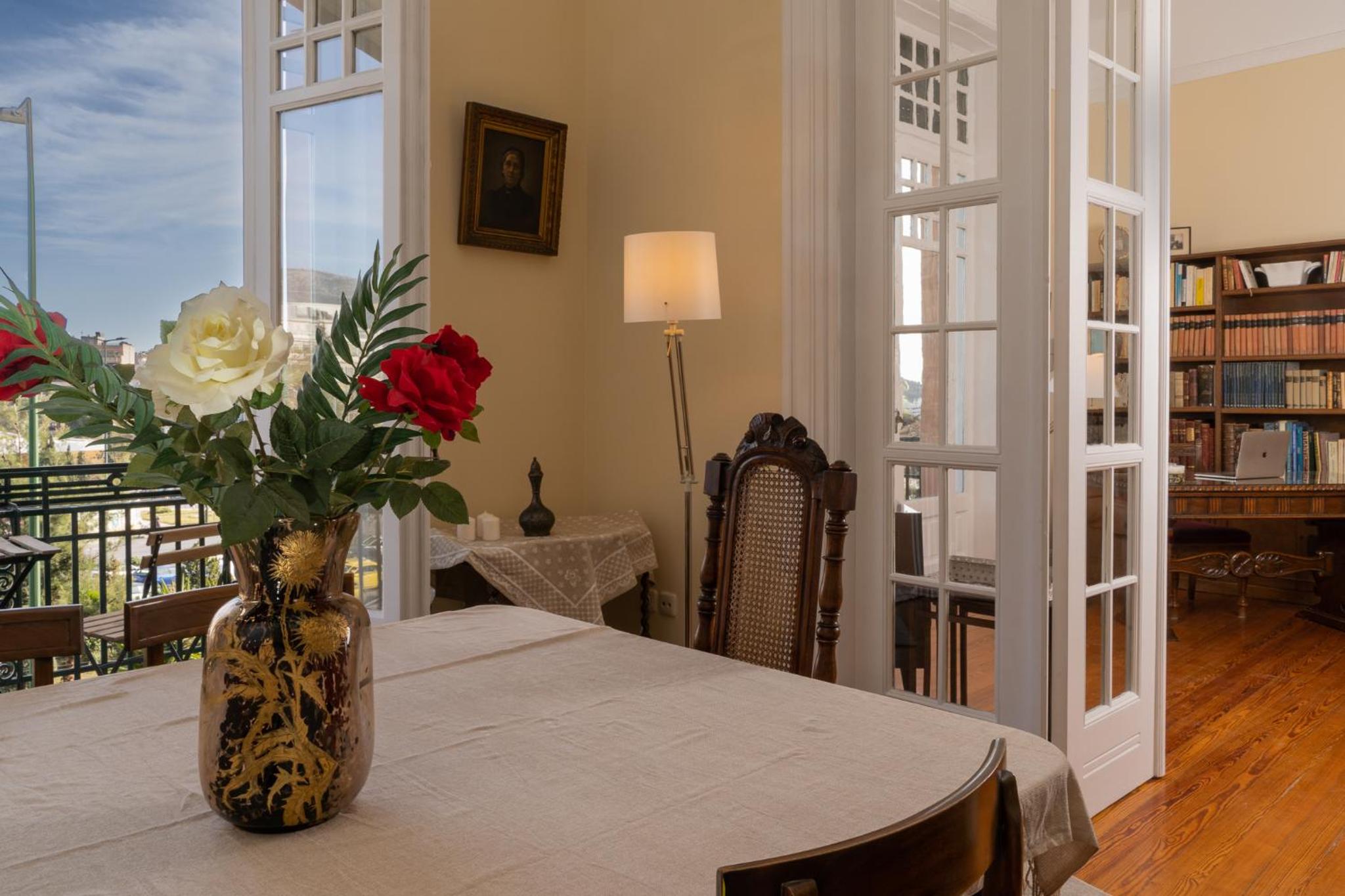 1930's neoclassical apt in the heart of Athens