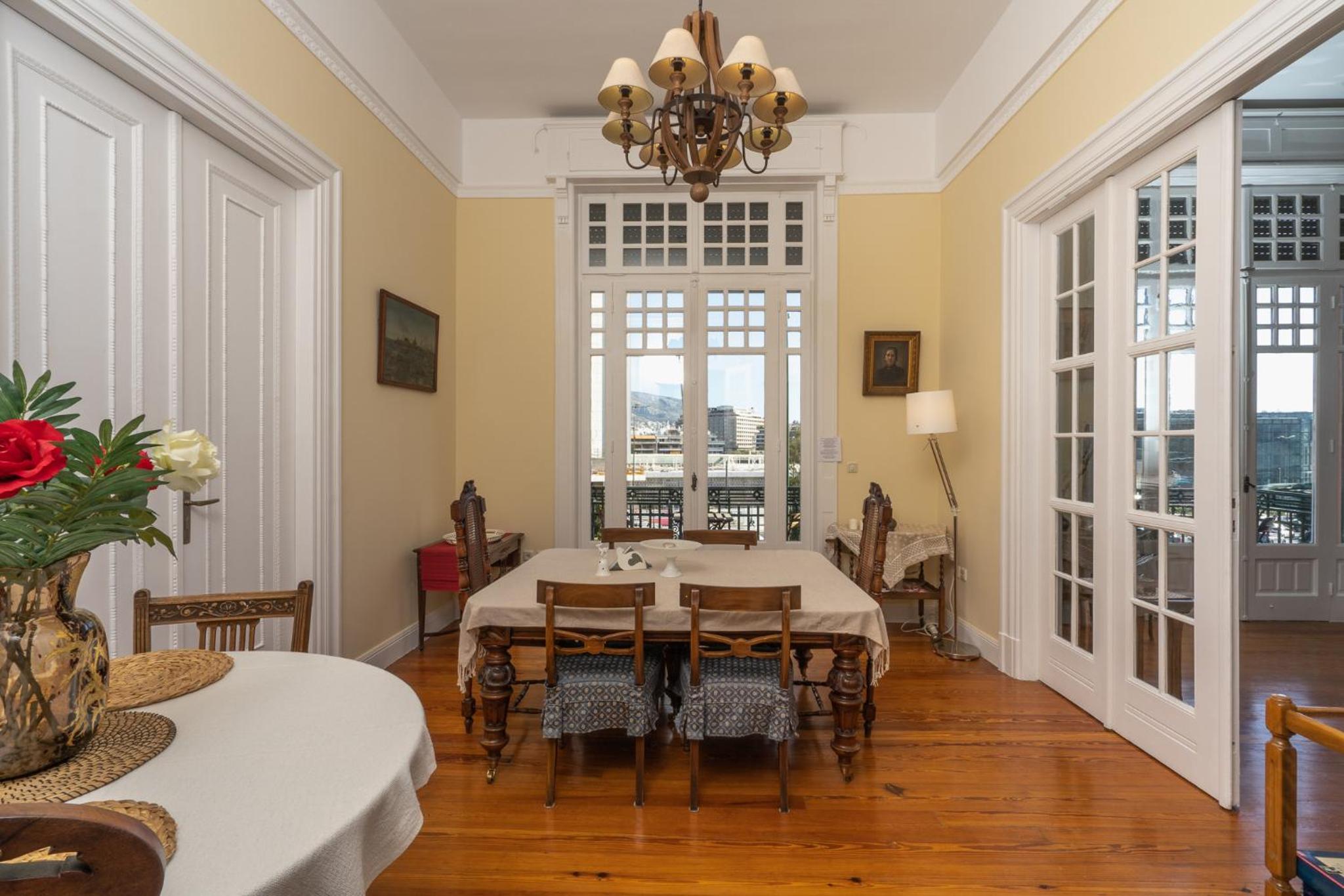 1930's neoclassical apt in the heart of Athens