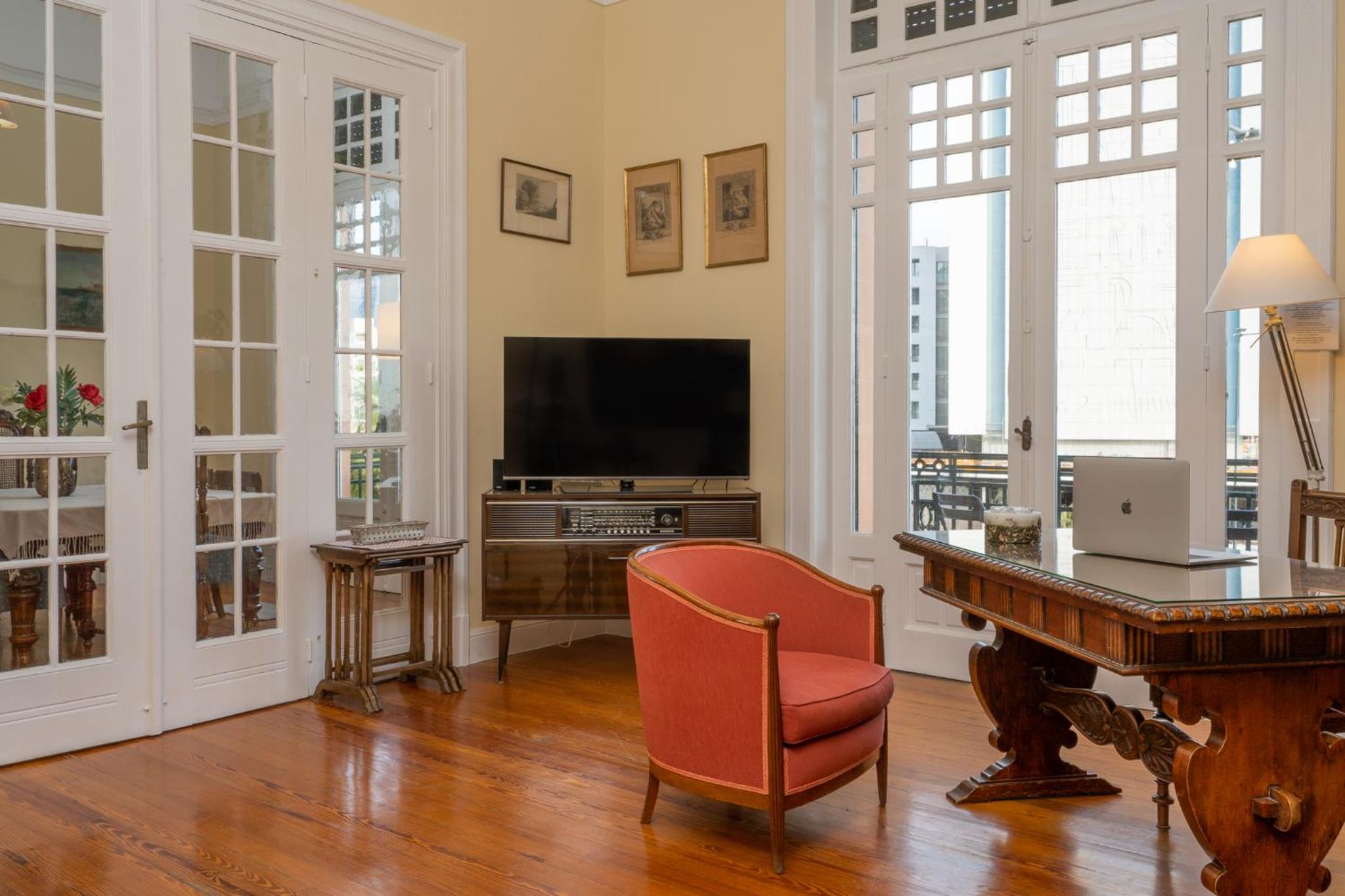 1930's neoclassical apt in the heart of Athens