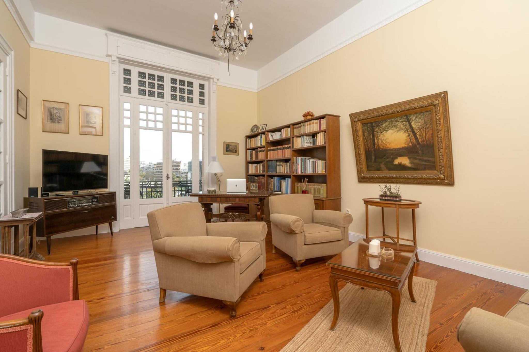 1930's neoclassical apt in the heart of Athens