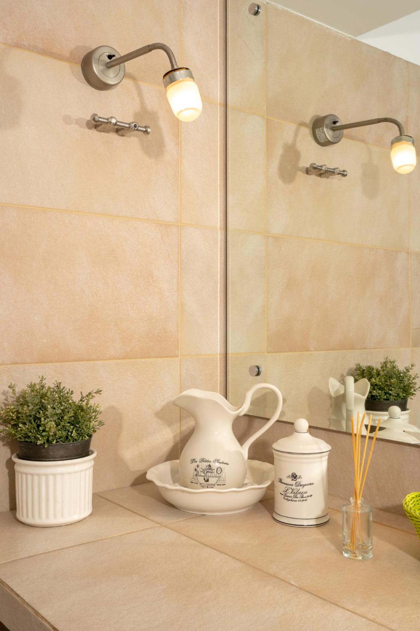 1930's neoclassical apt in the heart of Athens