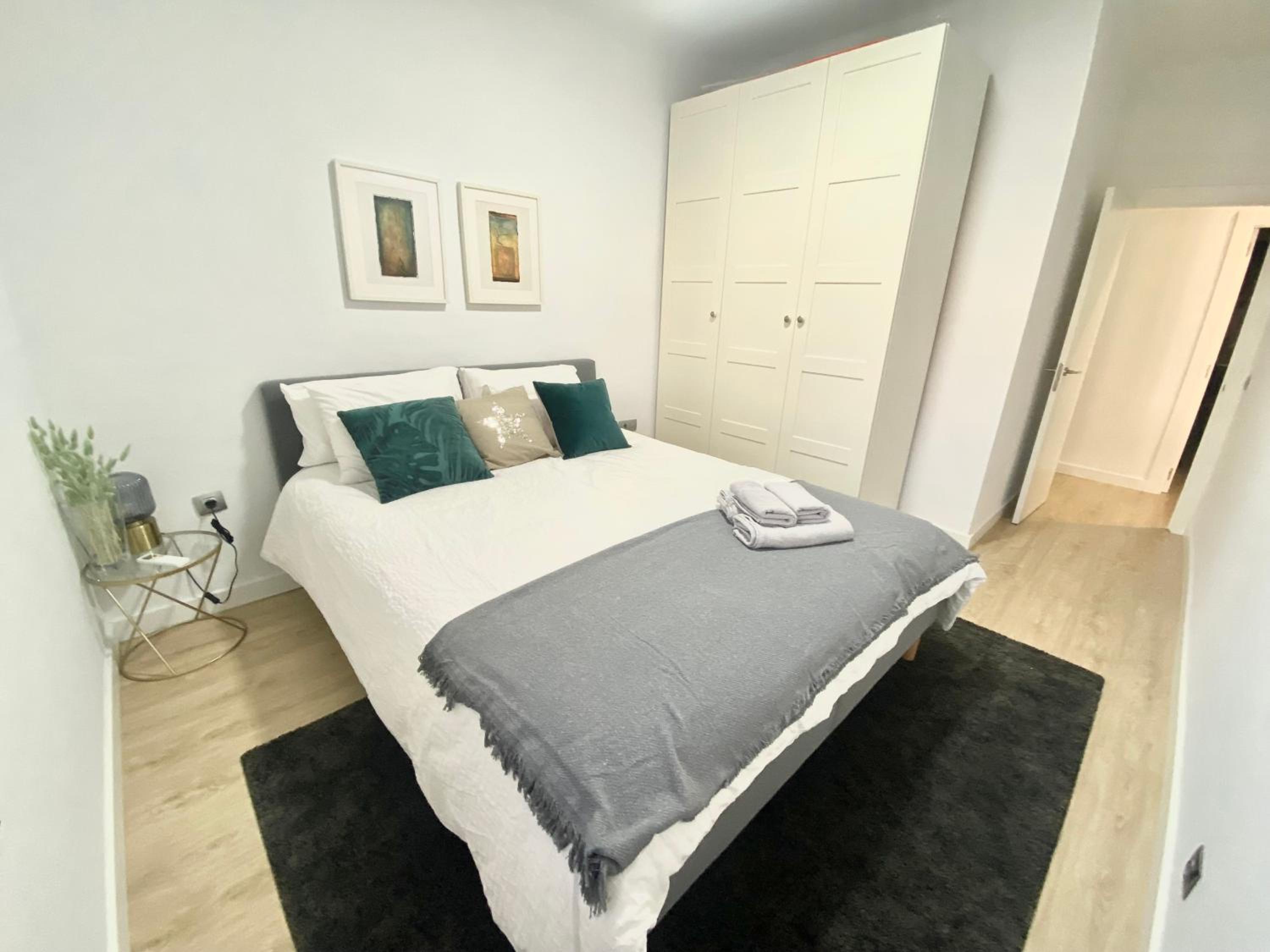 Barcelona Chic Apartments- Free Parking - 10 min BCN center by metro