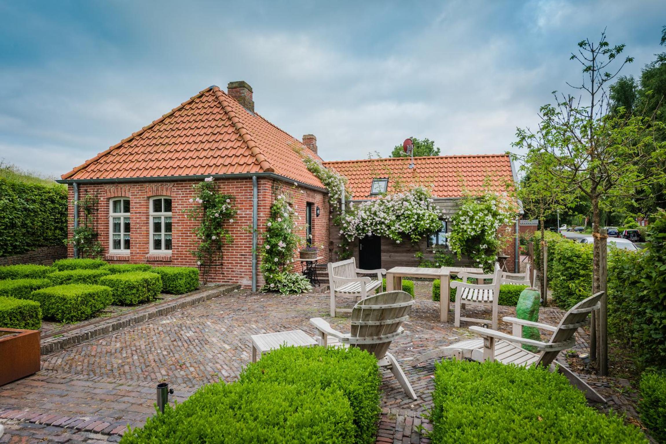 Deichhaus am Greetsieler Hafen