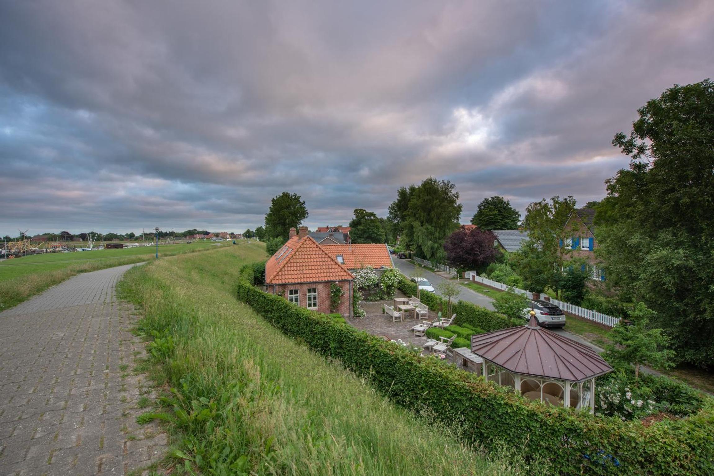Deichhaus am Greetsieler Hafen