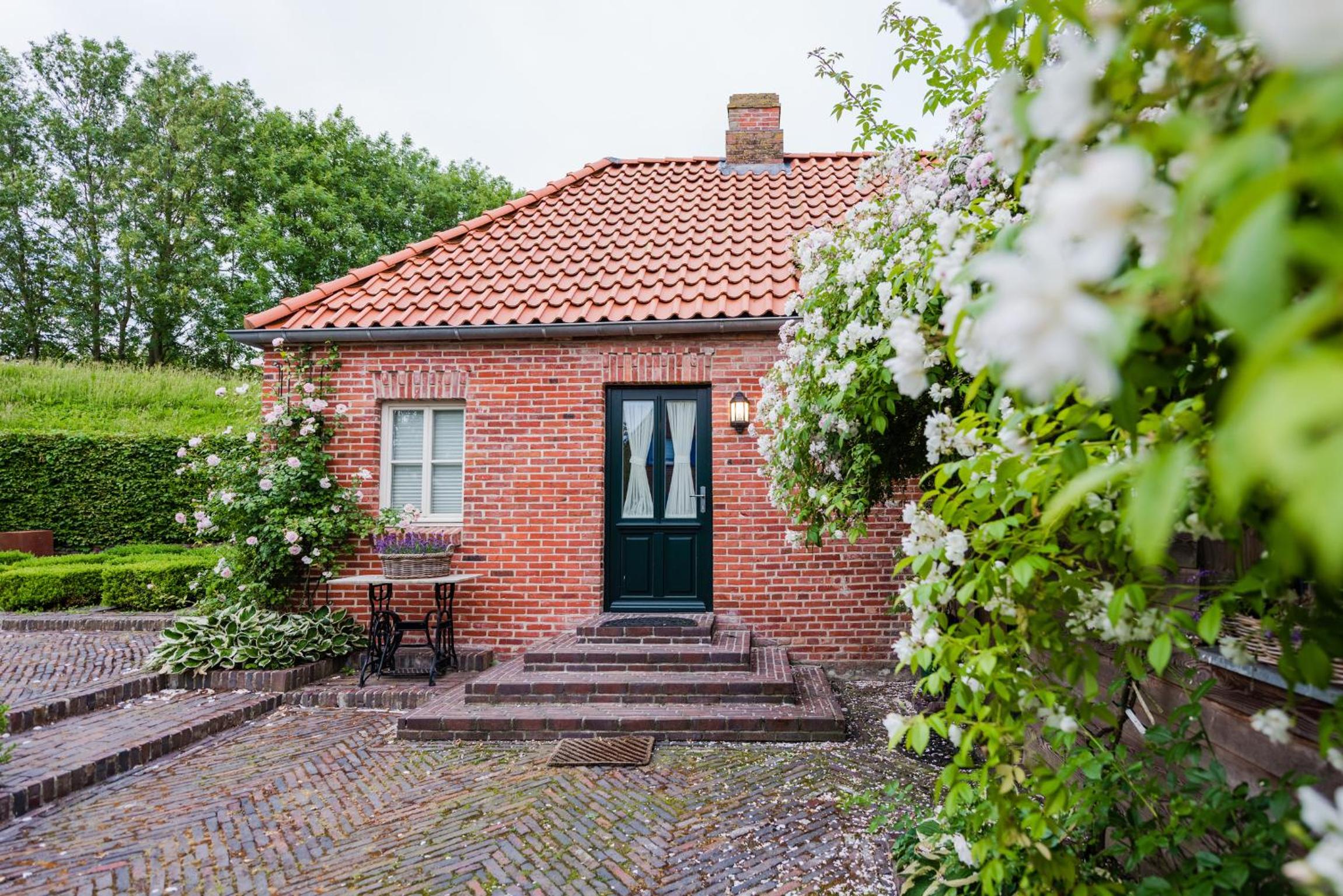 Deichhaus am Greetsieler Hafen