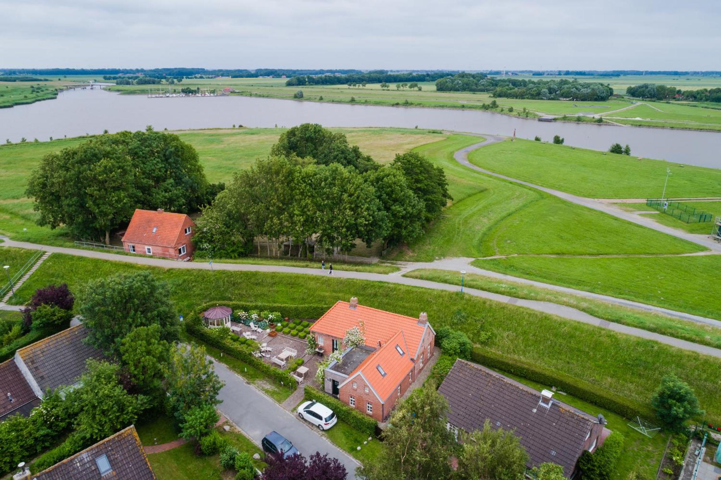 Deichhaus am Greetsieler Hafen