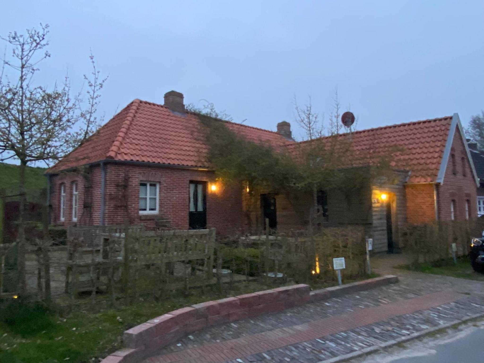 Deichhaus am Greetsieler Hafen