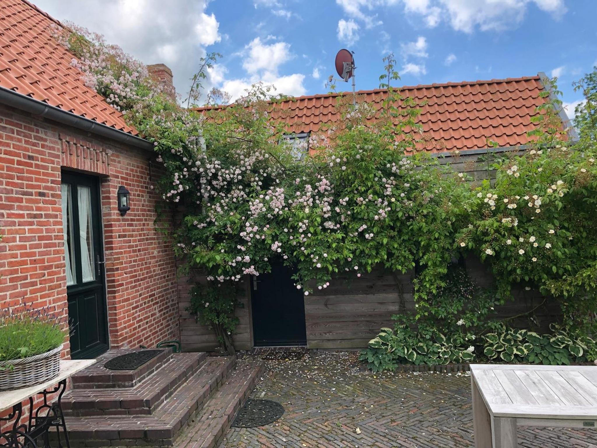 Deichhaus am Greetsieler Hafen