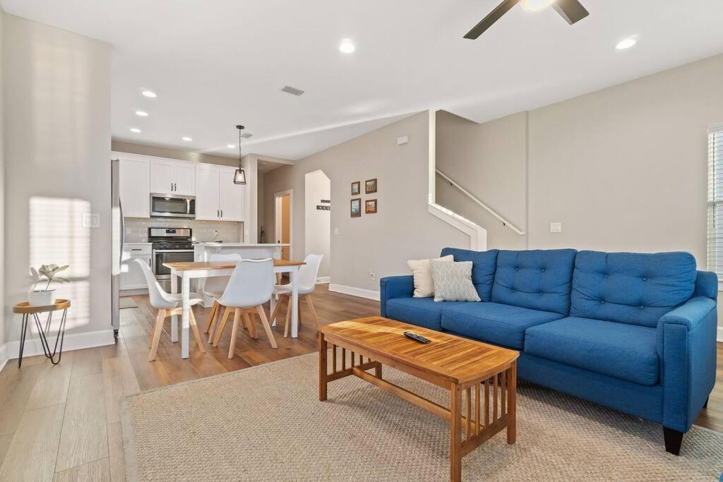Cheerful 3BR close to downtown + double balcony view 2