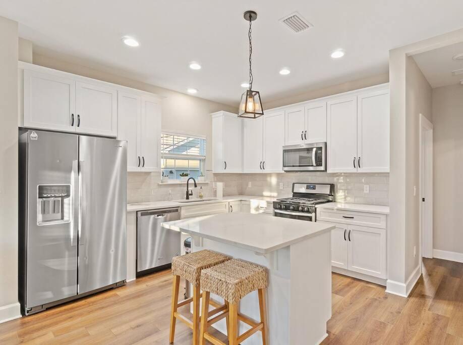 Cheerful 3BR close to downtown + double balcony view 3