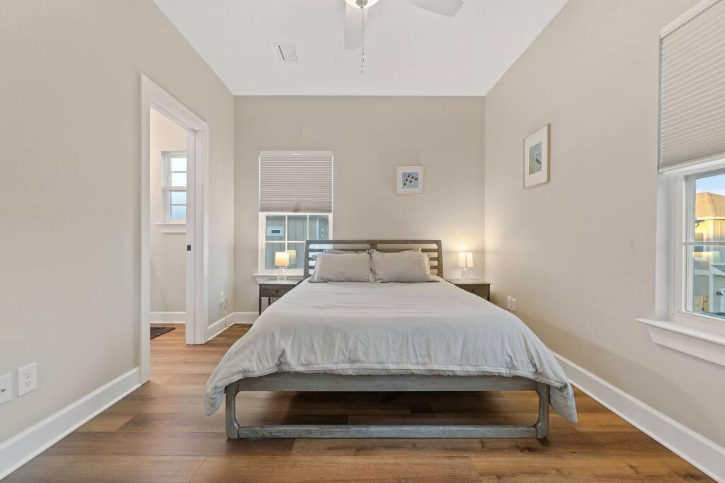 Cheerful 3BR close to downtown + double balcony view 4