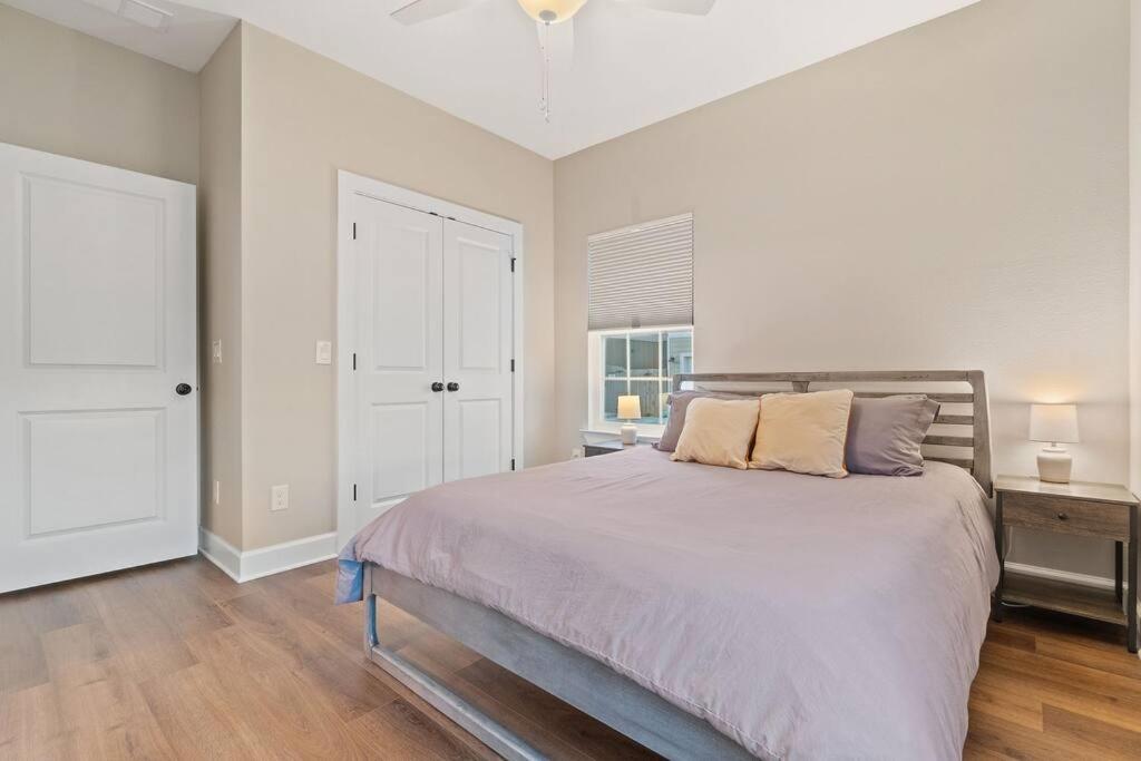 Cheerful 3BR close to downtown + double balcony view 5